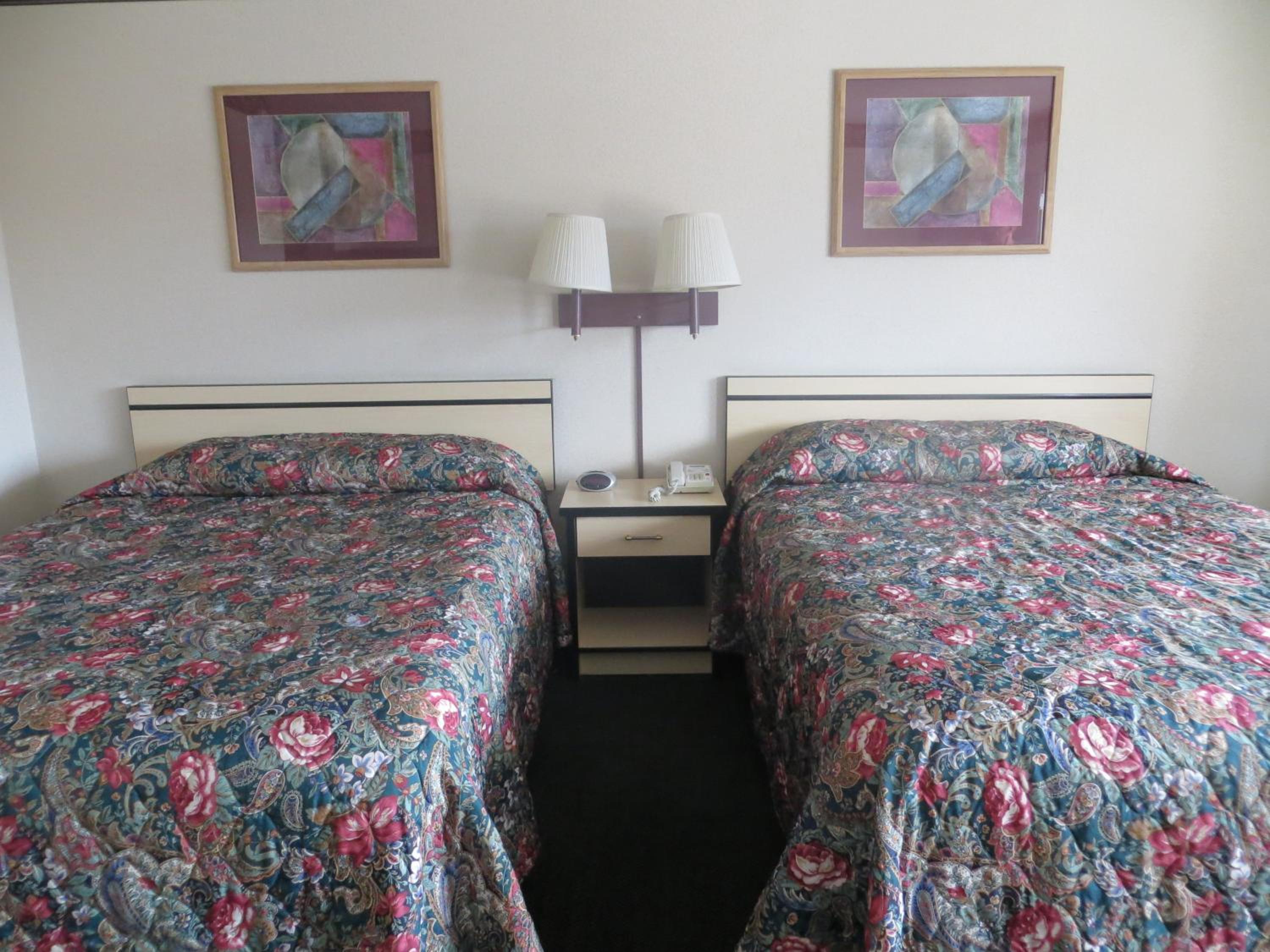 Queen Room with Two Queen Beds - Non-Smoking - Photo 2