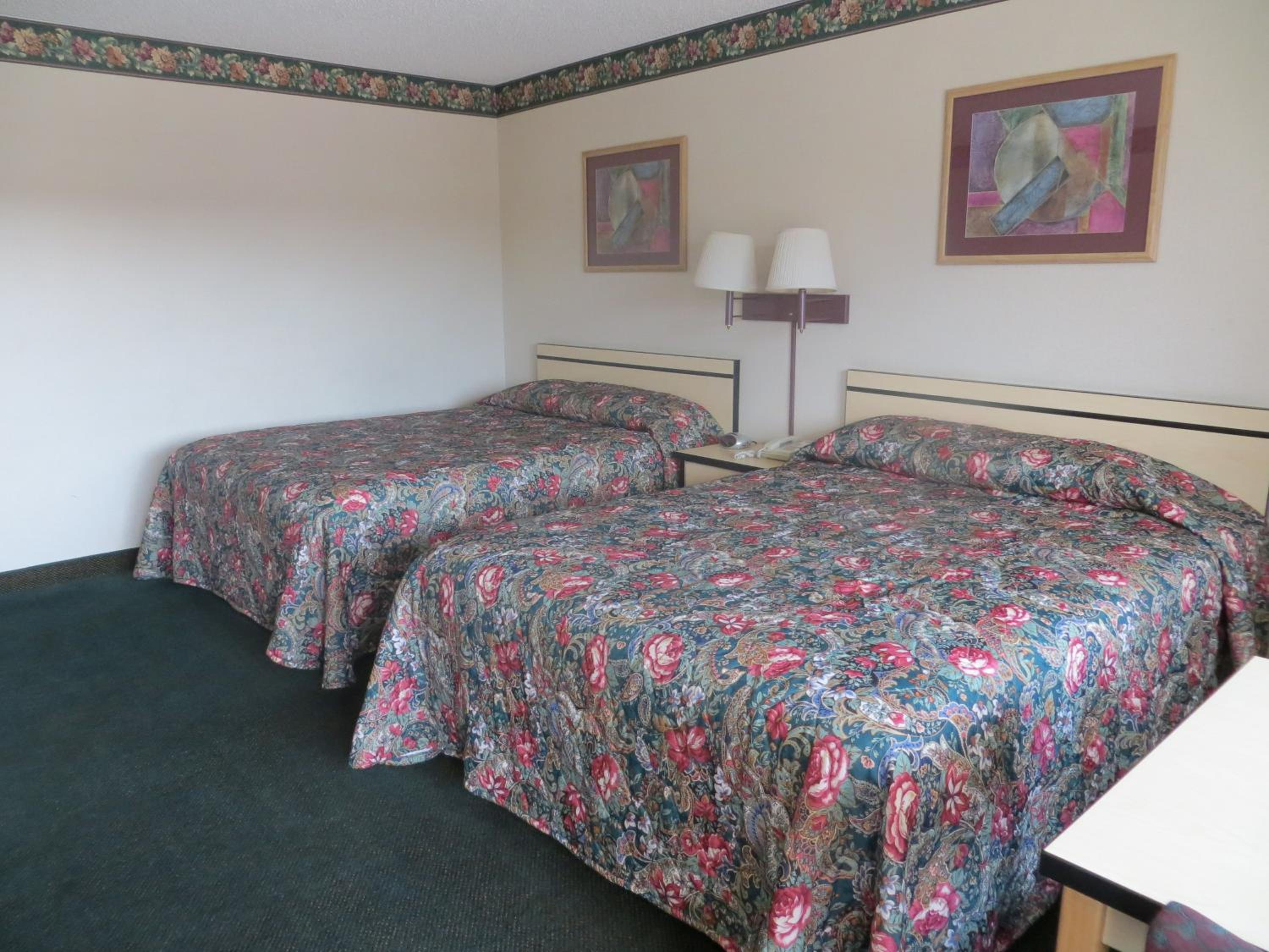 Queen Room with Two Queen Beds - Non-Smoking - Photo 3