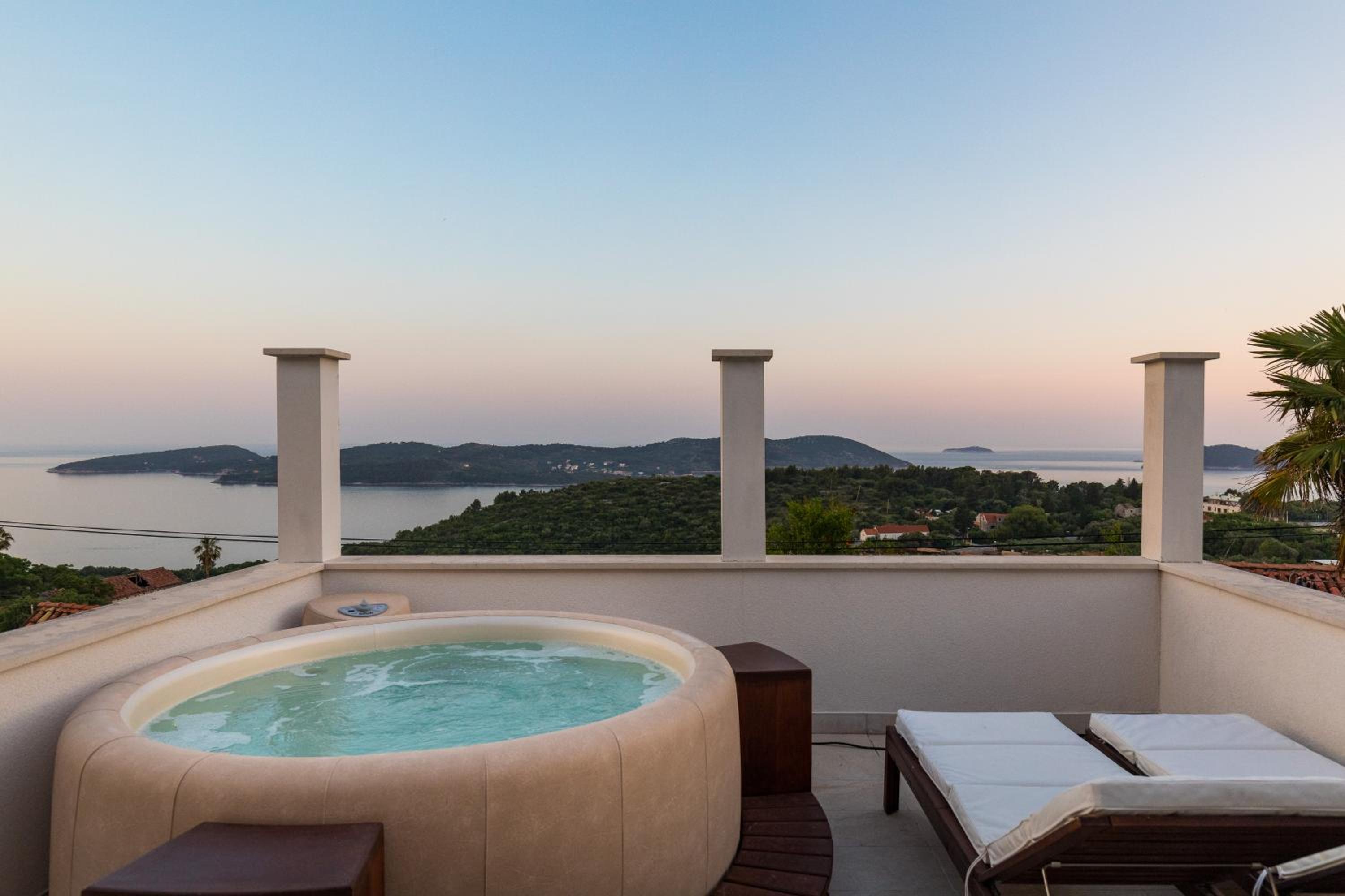 Three Bedroom House with Jacuzzi and Sea View photo 2