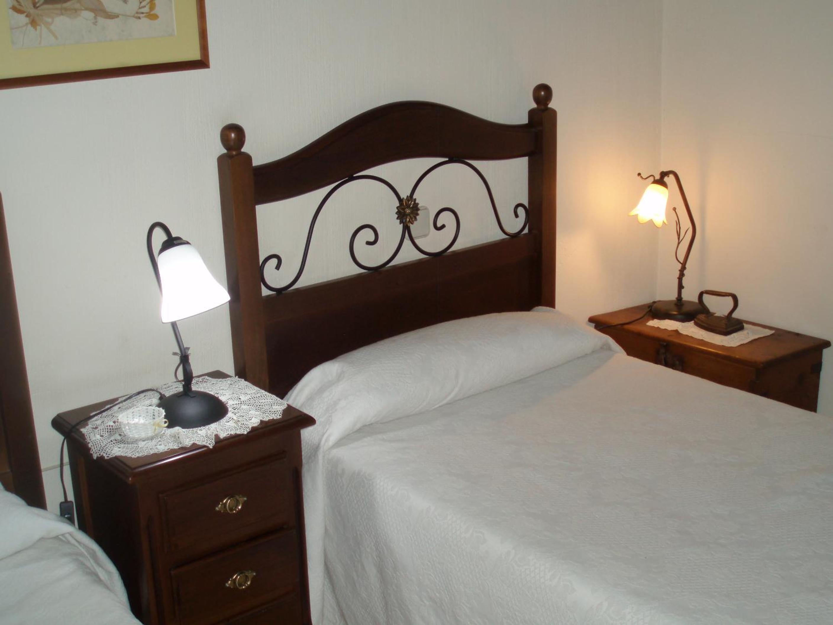 Double or Twin Room with Bathroom - Photo 3
