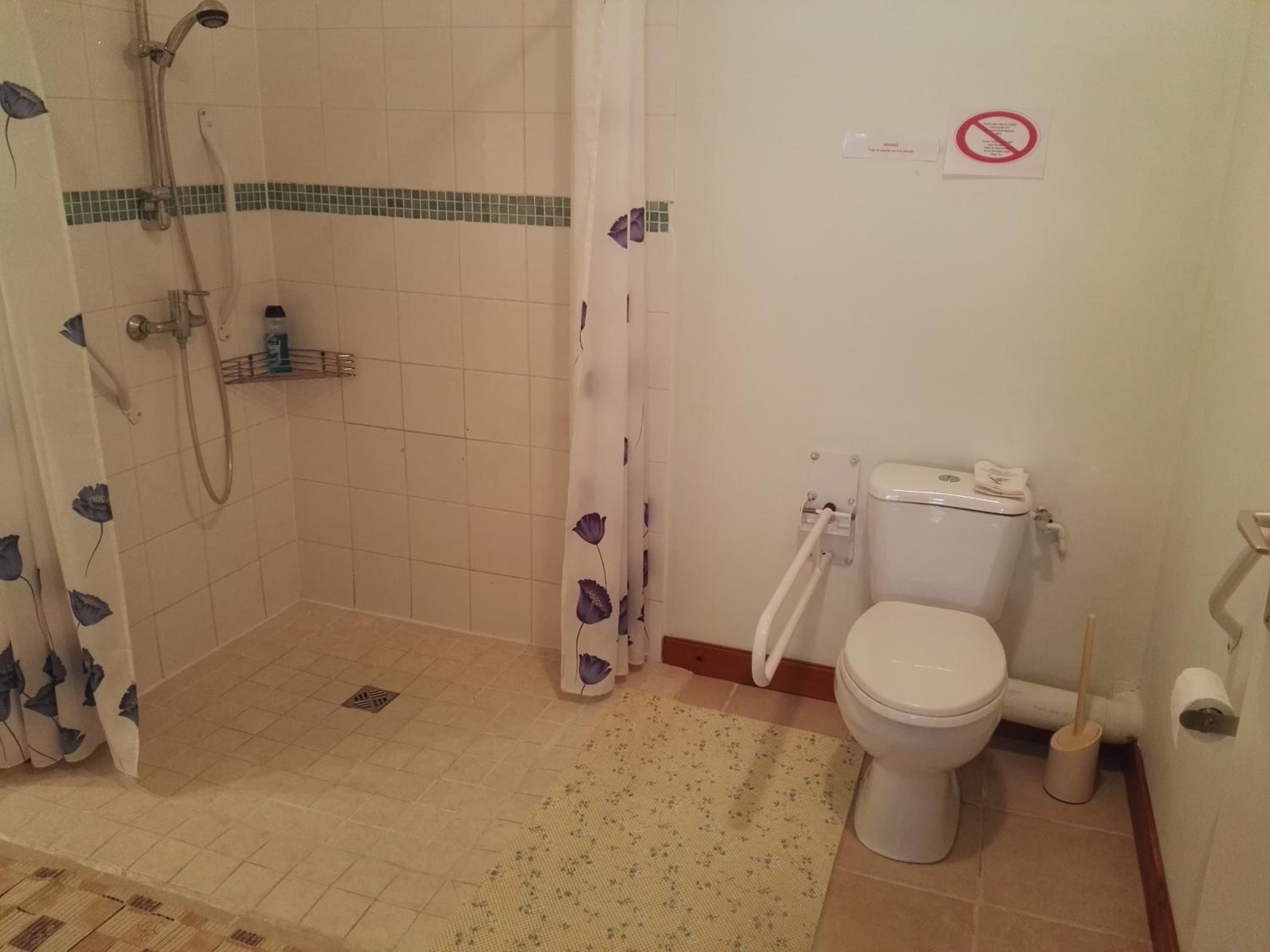 Twin Room - Disability Access - Photo 3
