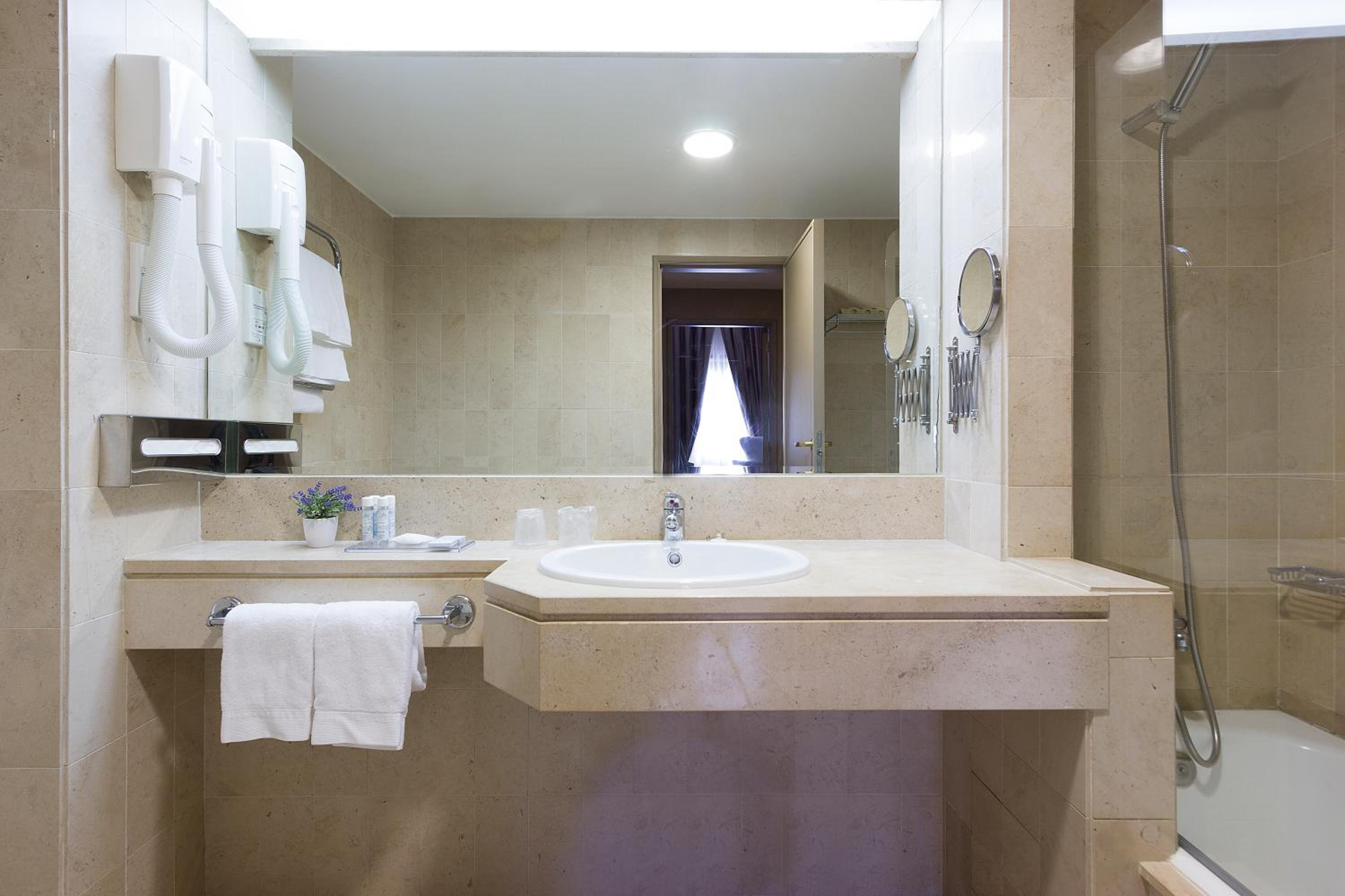 Double or Twin Room - Photo 2