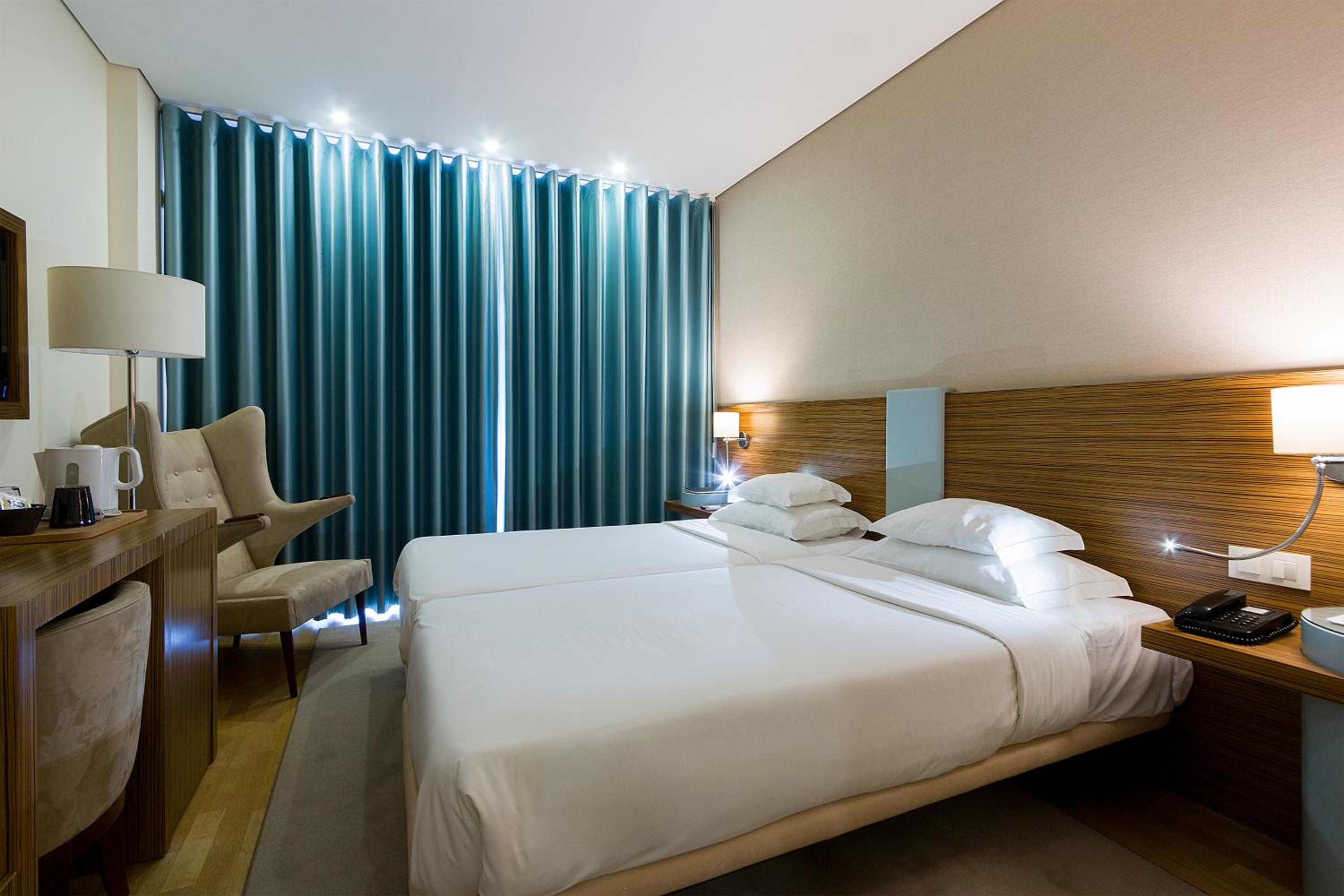 Double or Twin Room with Balcony - Photo 2