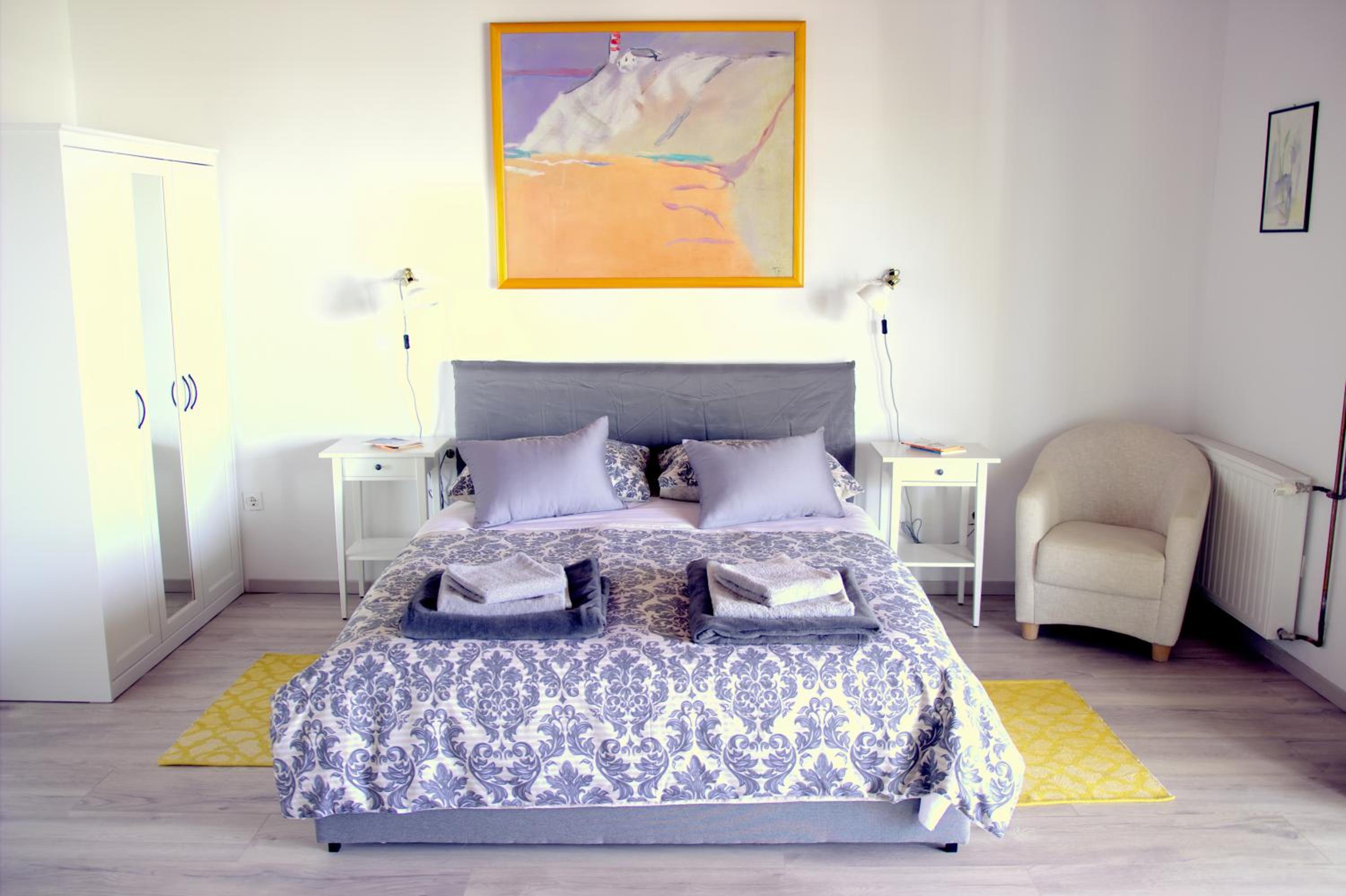 Studio Apartment - Photo 1