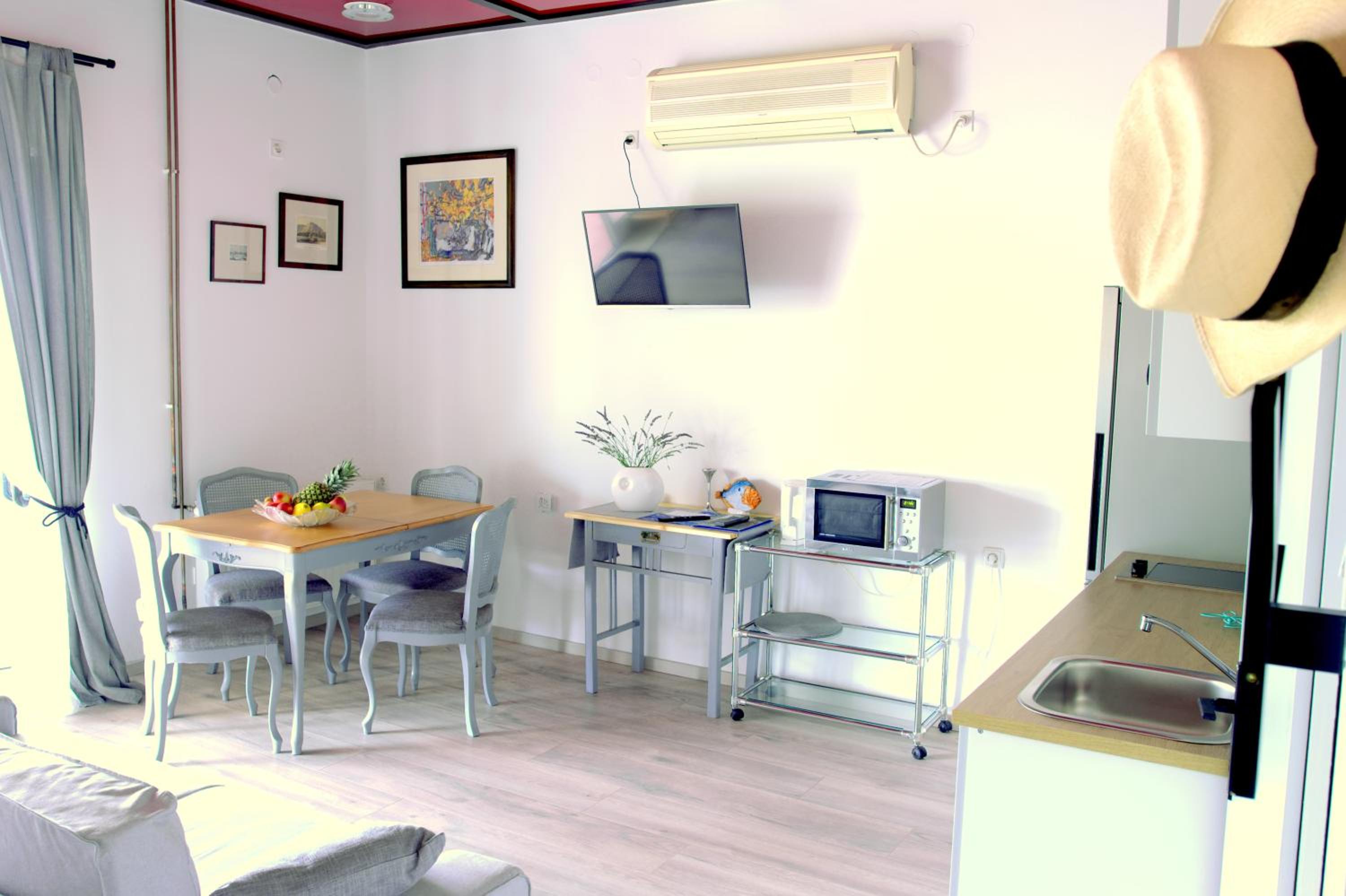 Studio Apartment - Photo 32