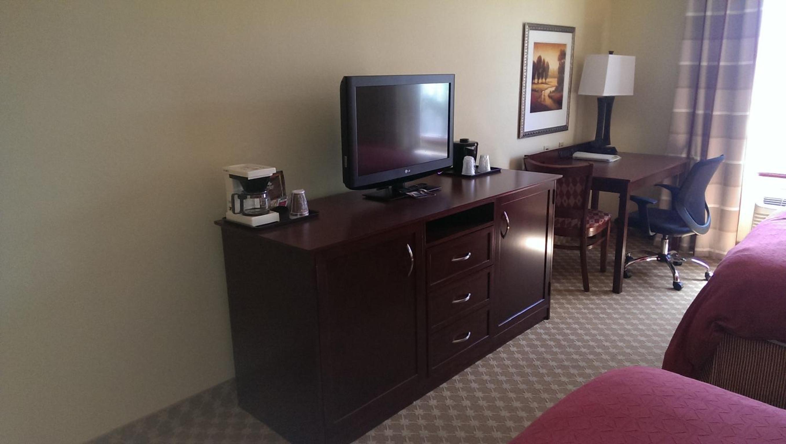 Queen Room with Two Queen Beds - Photo 3