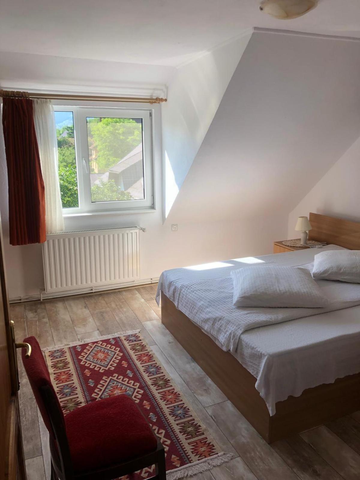 Double Room - Photo 5