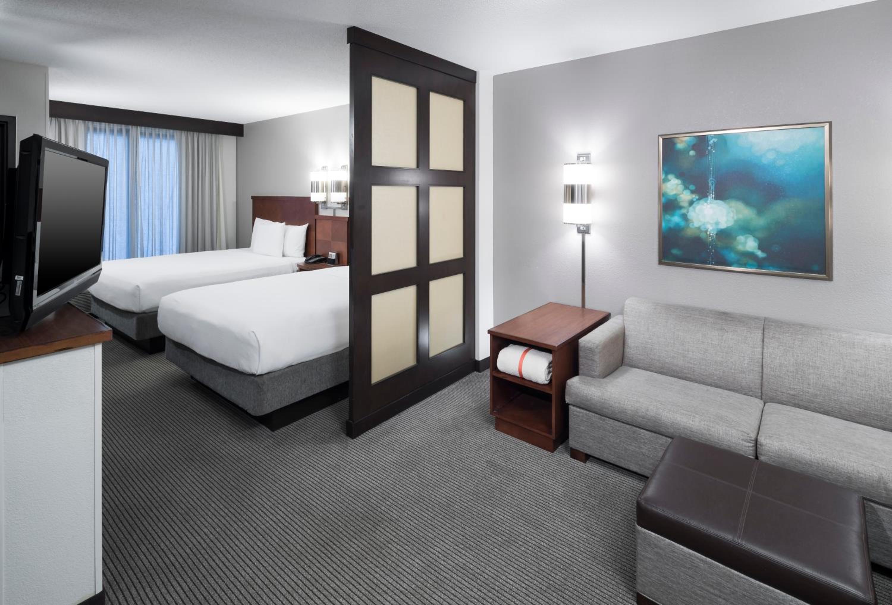 Queen Room with Two Queen Beds and Sofa Bed - Photo 2