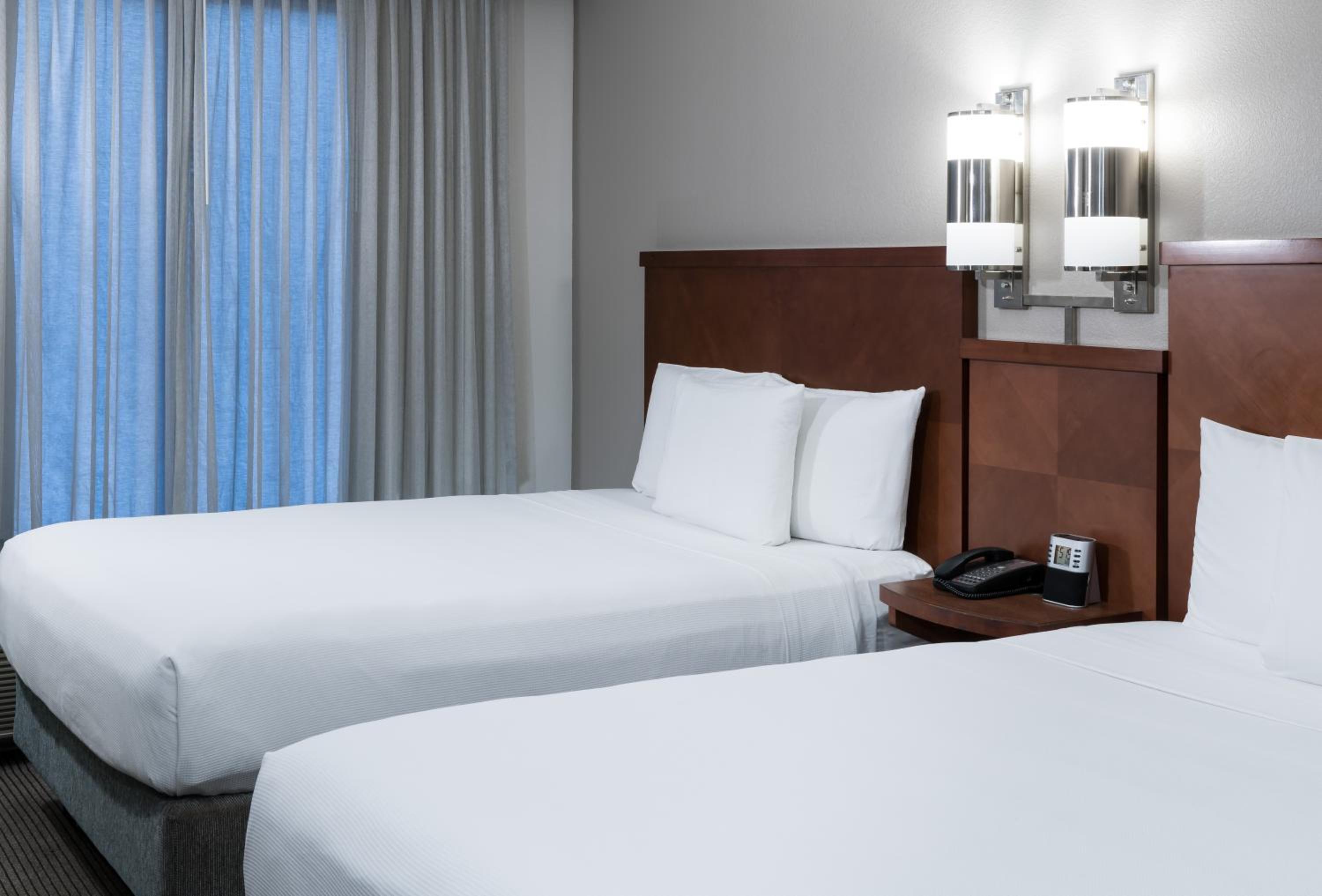 Queen Room with Two Queen Beds and Sofa Bed - High Floor - Photo 8