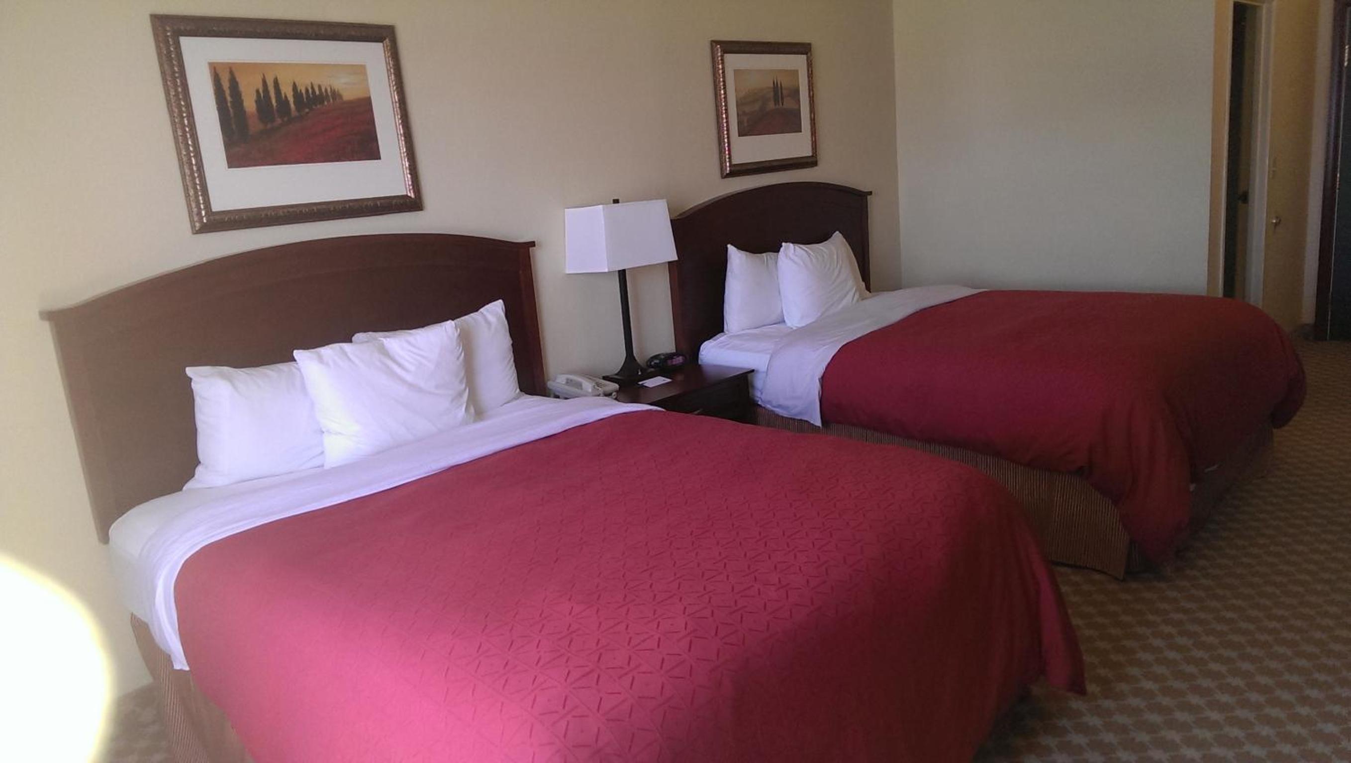 Queen Room with Two Queen Beds - Photo 4