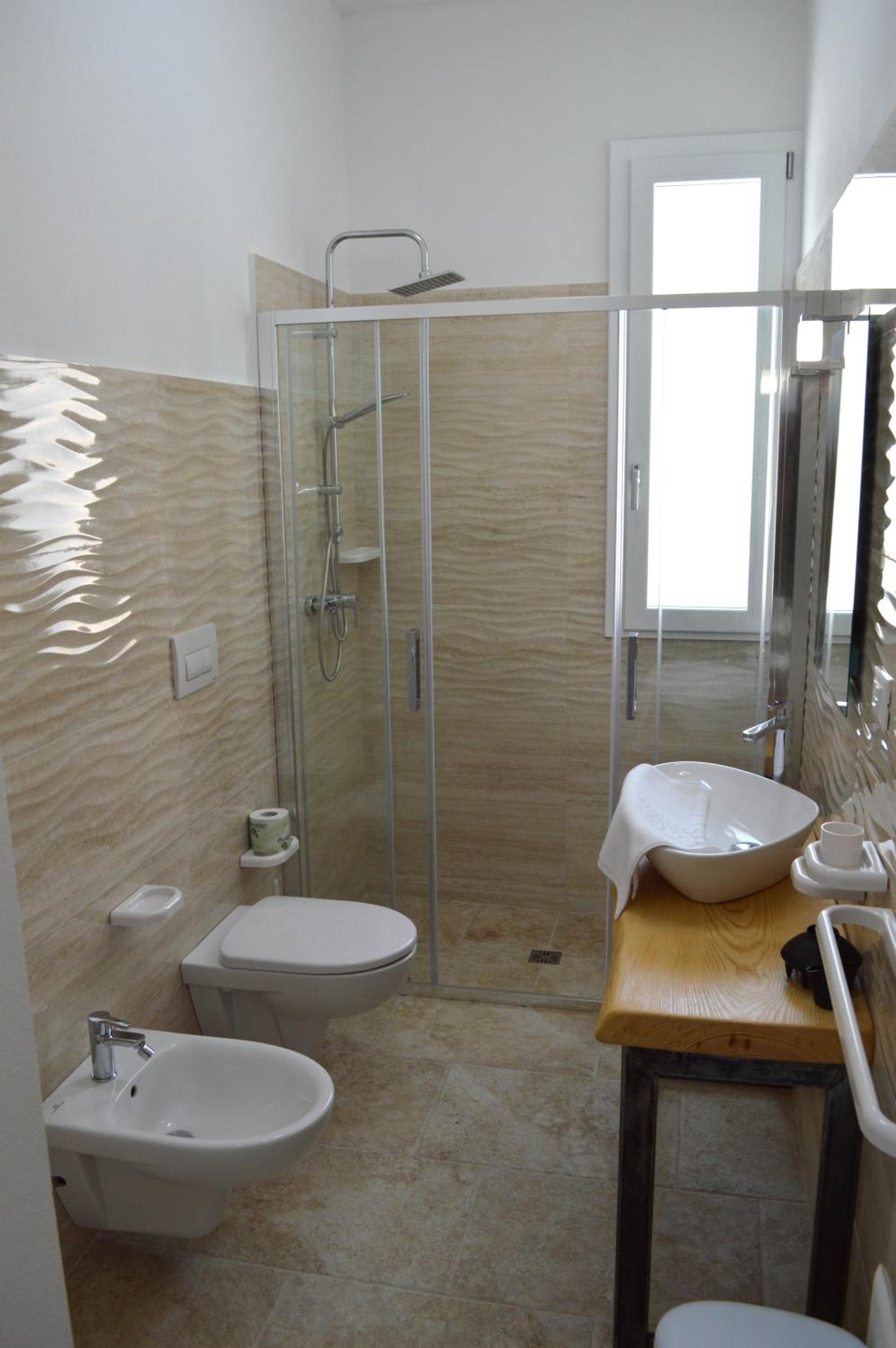 Quadruple Room with Private Bathroom - Photo 3