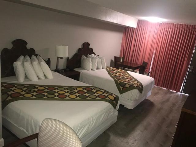 Queen Room with Two Queen Beds photo 1