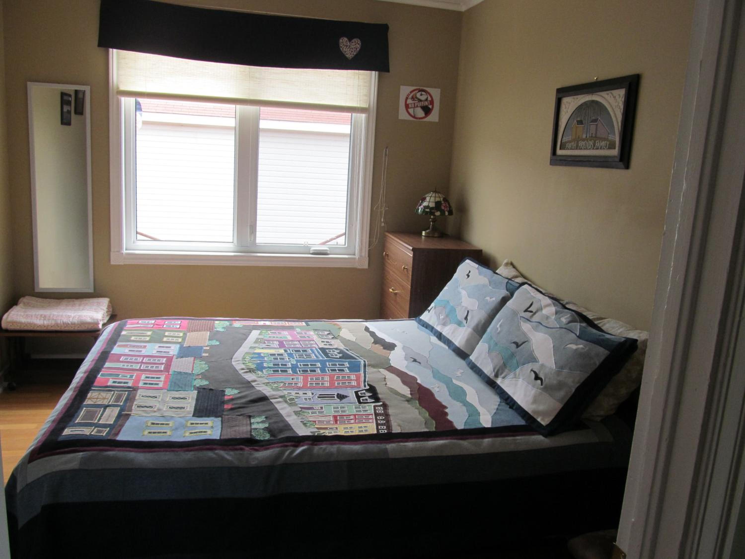 Queen Room with Shared Bathroom photo 1