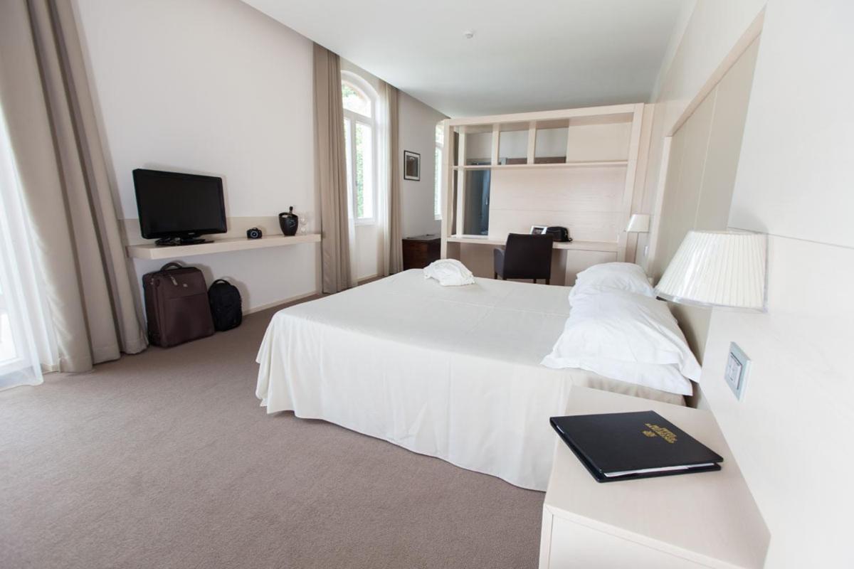 Junior Suite with Balcony/Terrace and Lake View photo 2