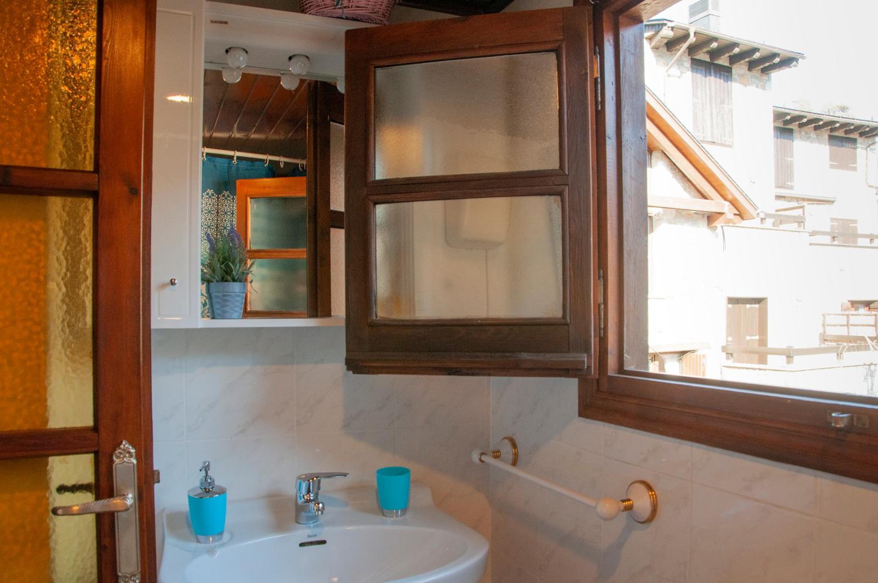 Five-Bedroom House photo 2