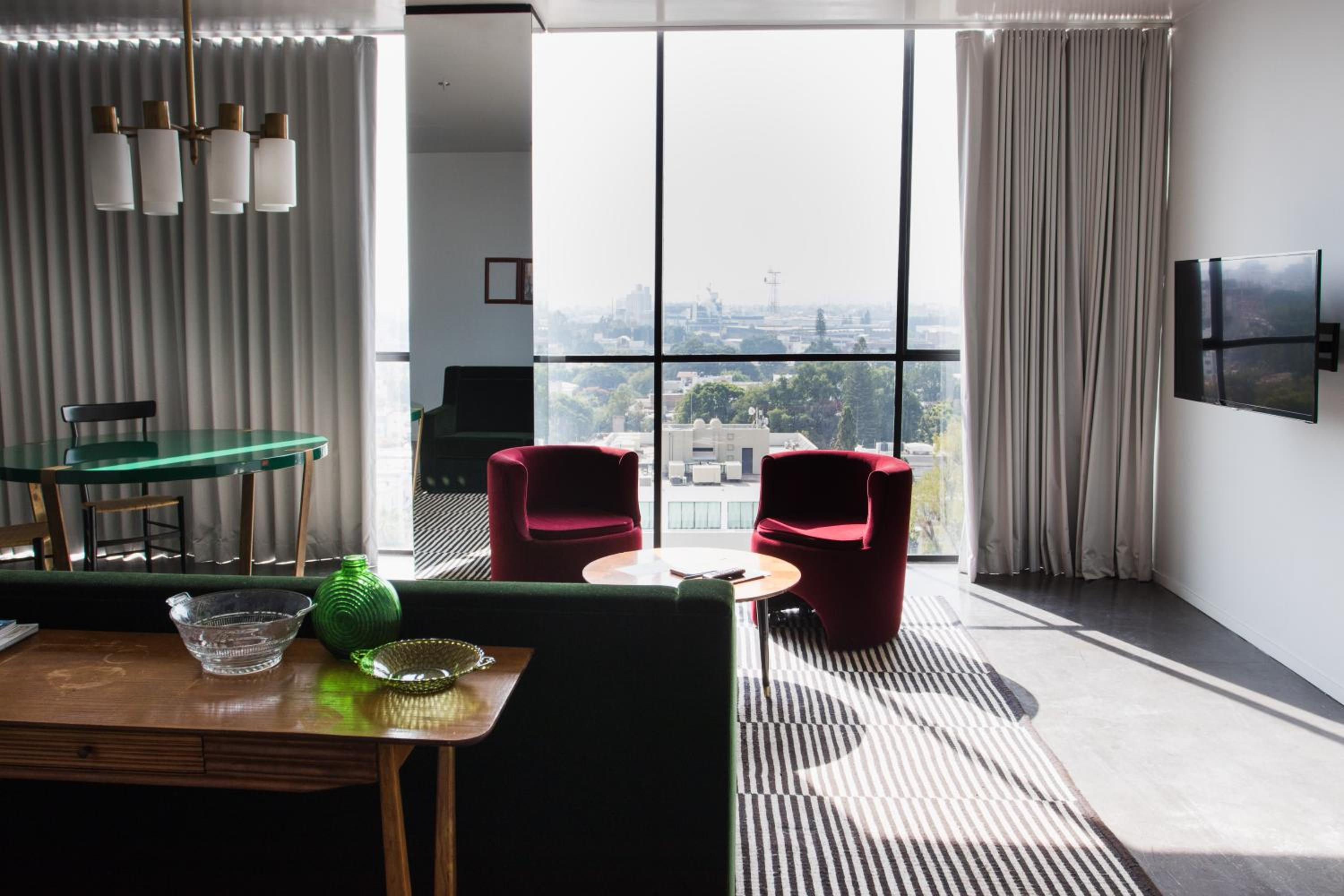 Suite - Photo 3