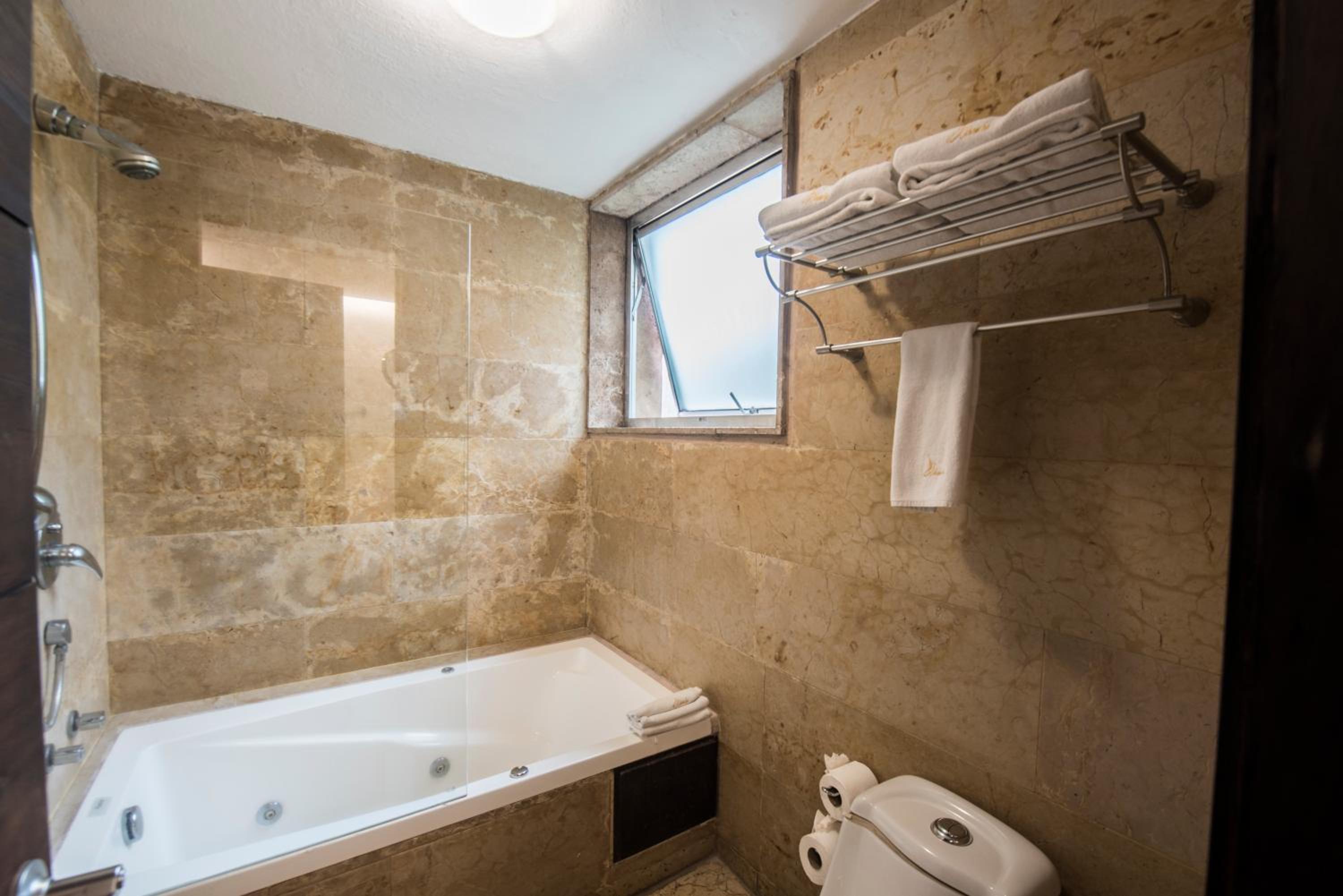 Suite with Balcony - Photo 3