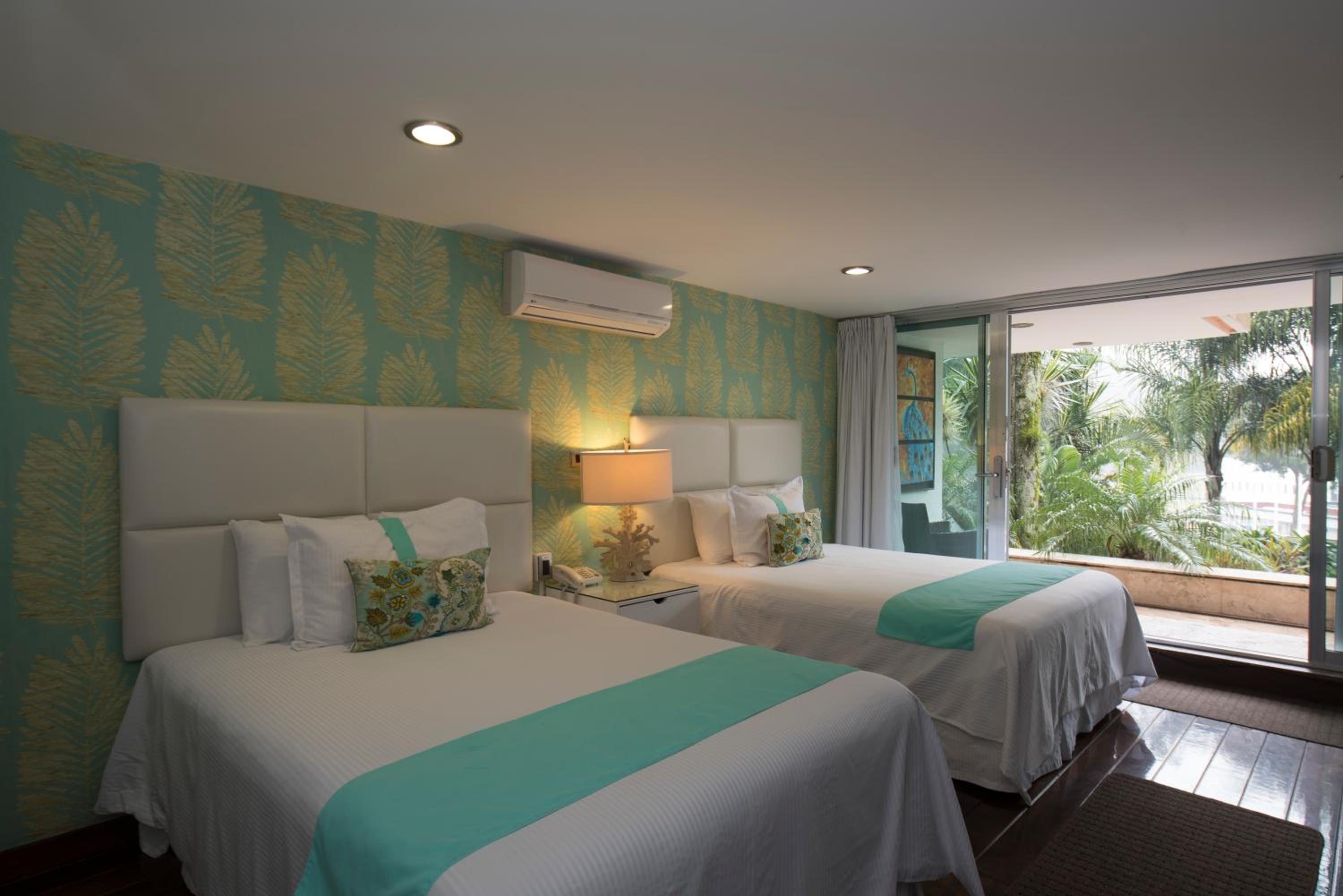 Junior Suite with Pool View - Photo 5