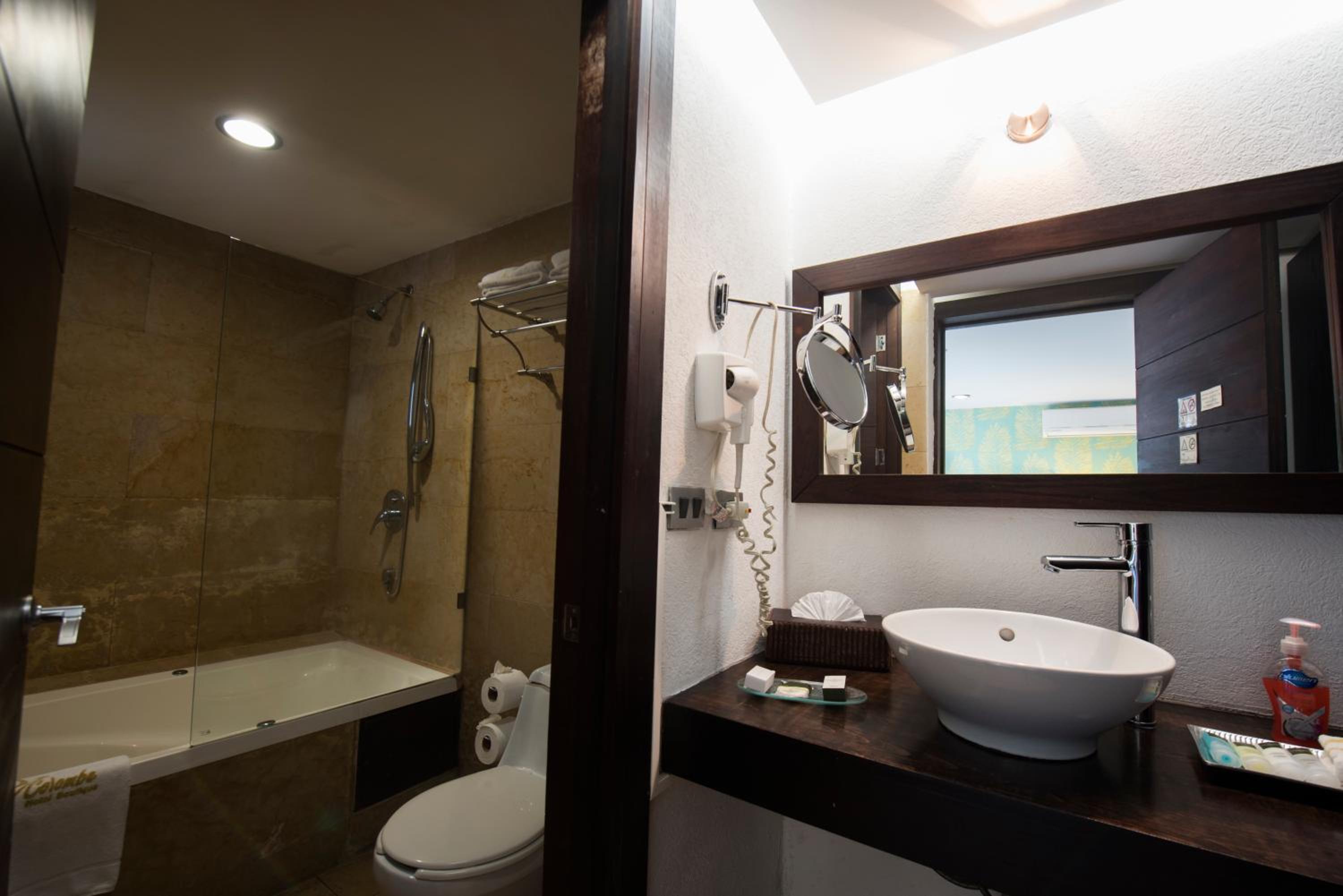 Junior Suite with Pool View - Photo 4