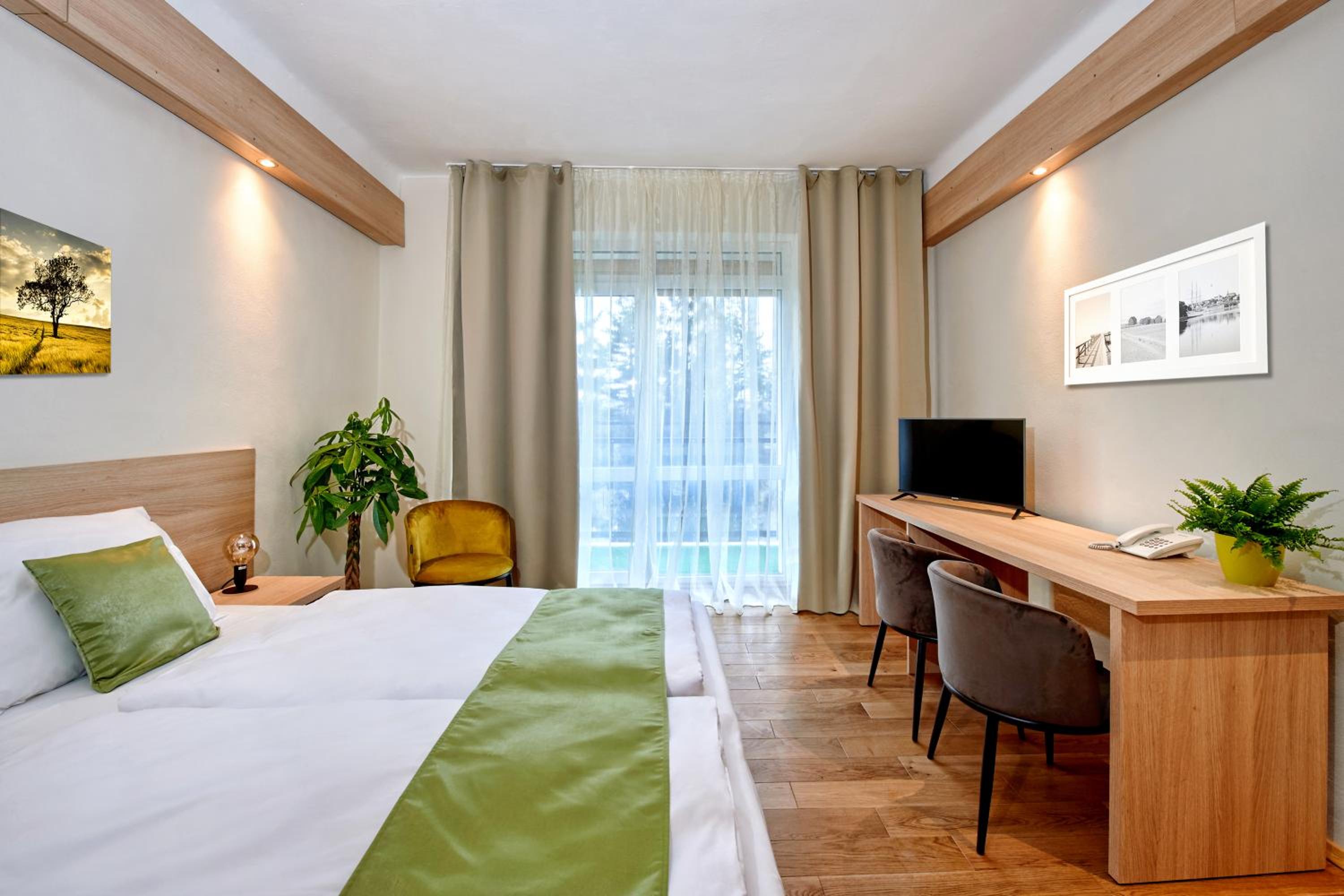 Deluxe Double Room with Balcony - Photo 3