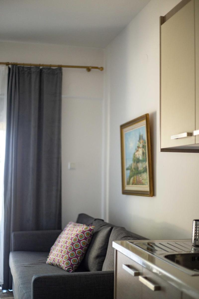 One-Bedroom Apartment - Photo 2