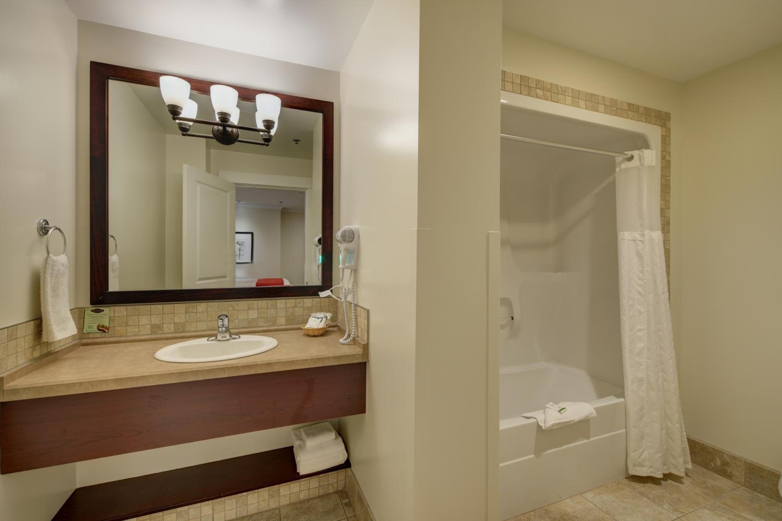 Queen Room with Two Queen Beds photo 3