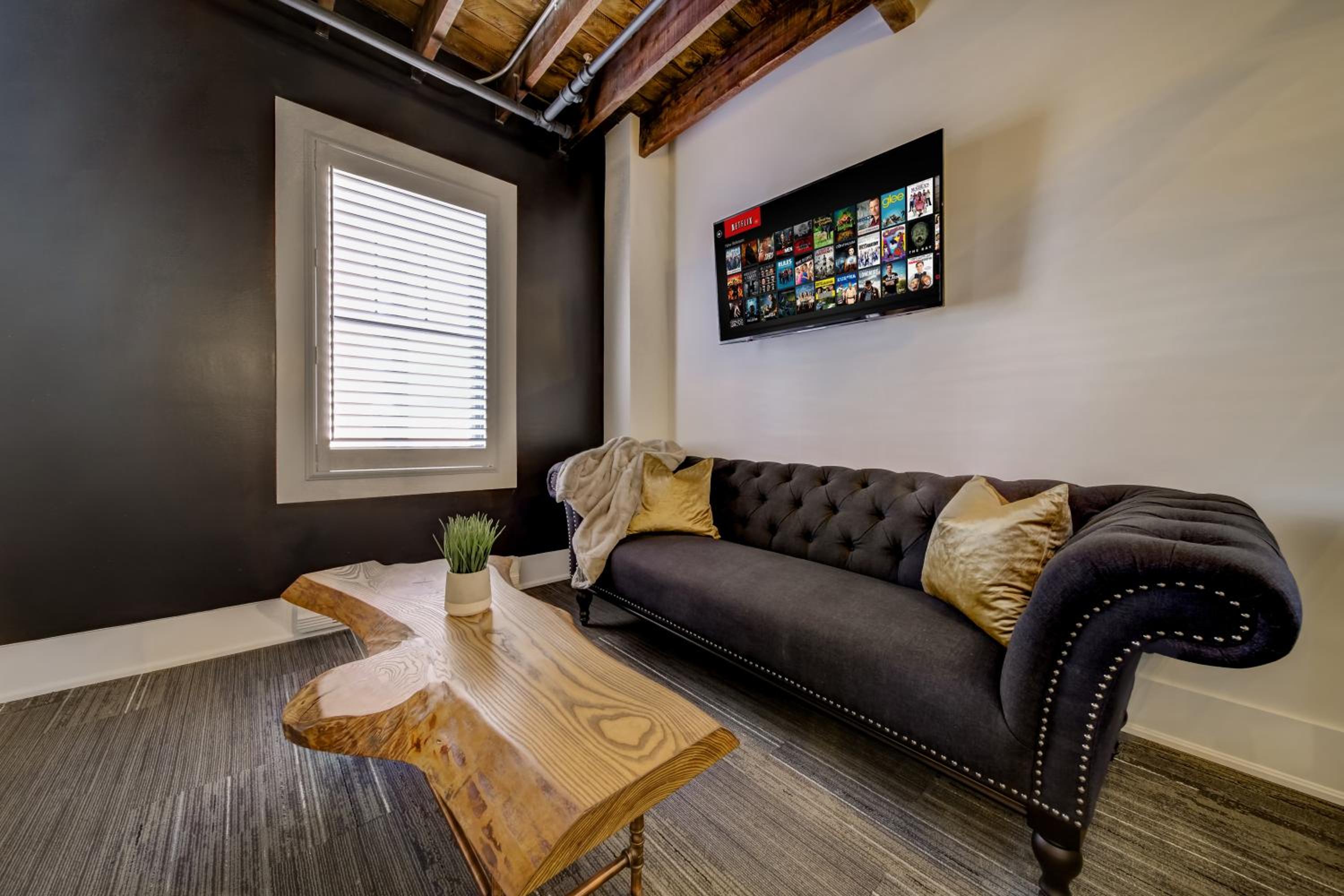 Queen Studio