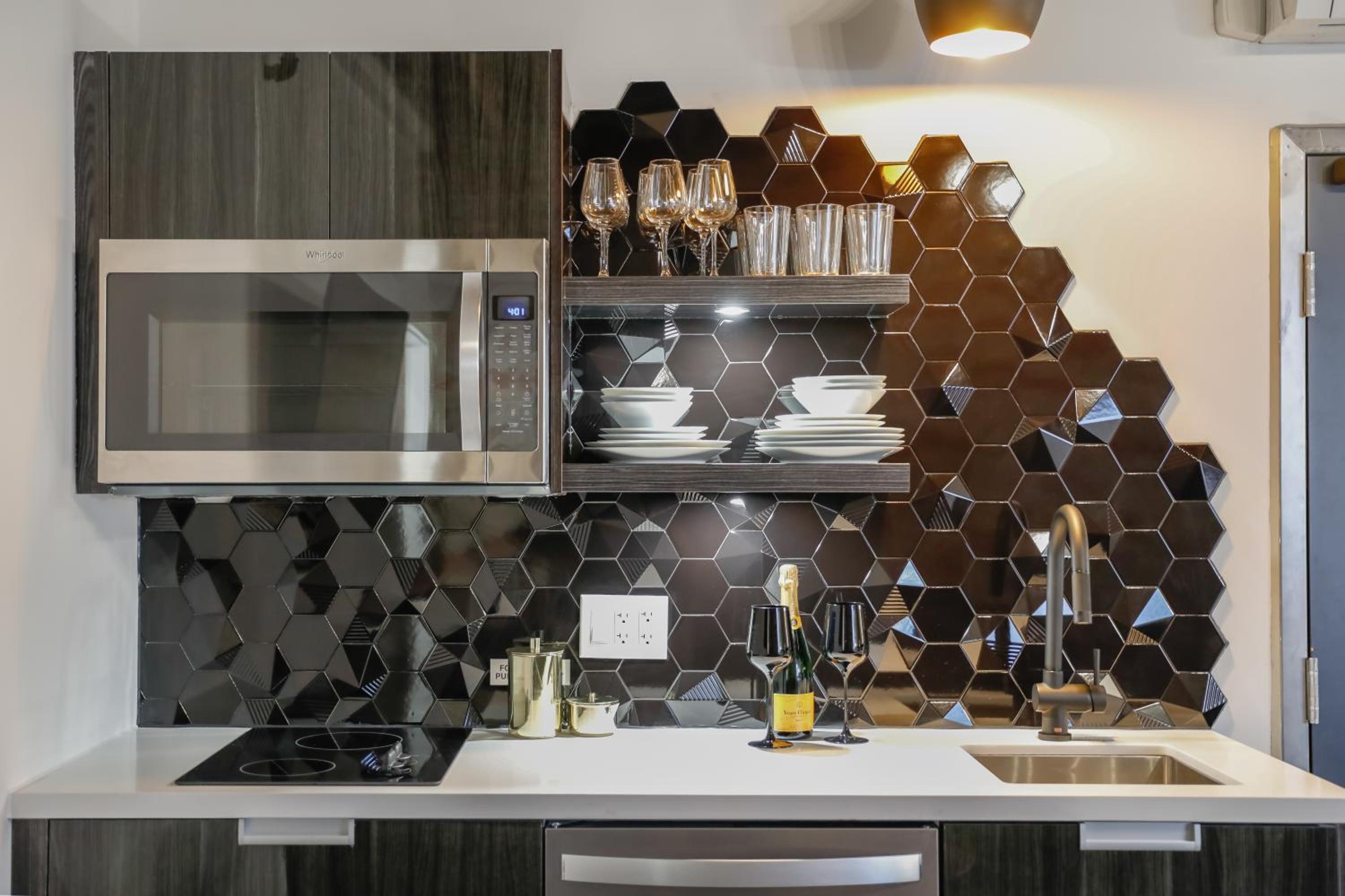 Queen Suite thumbnail 5