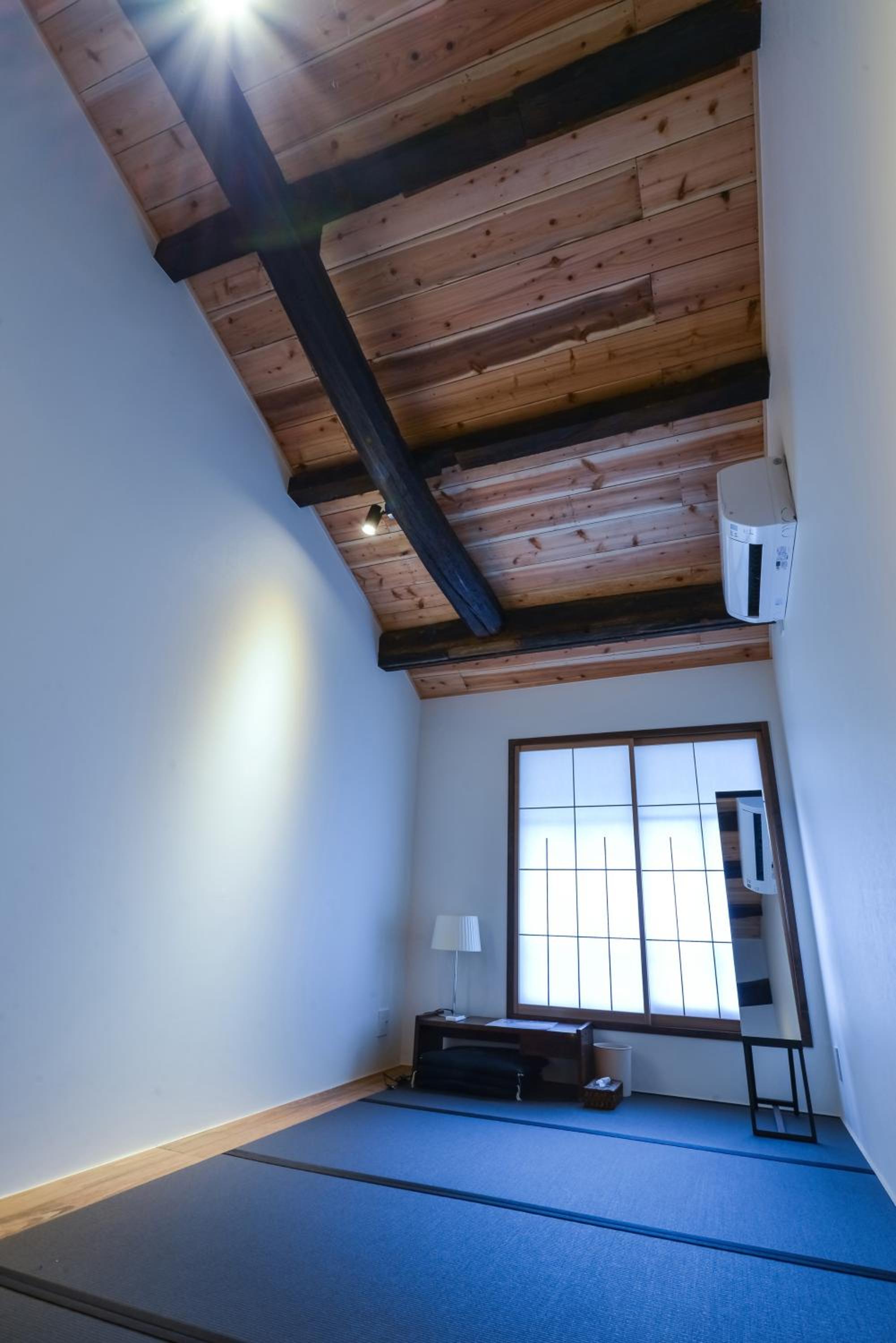 Economy Triple Room photo 2