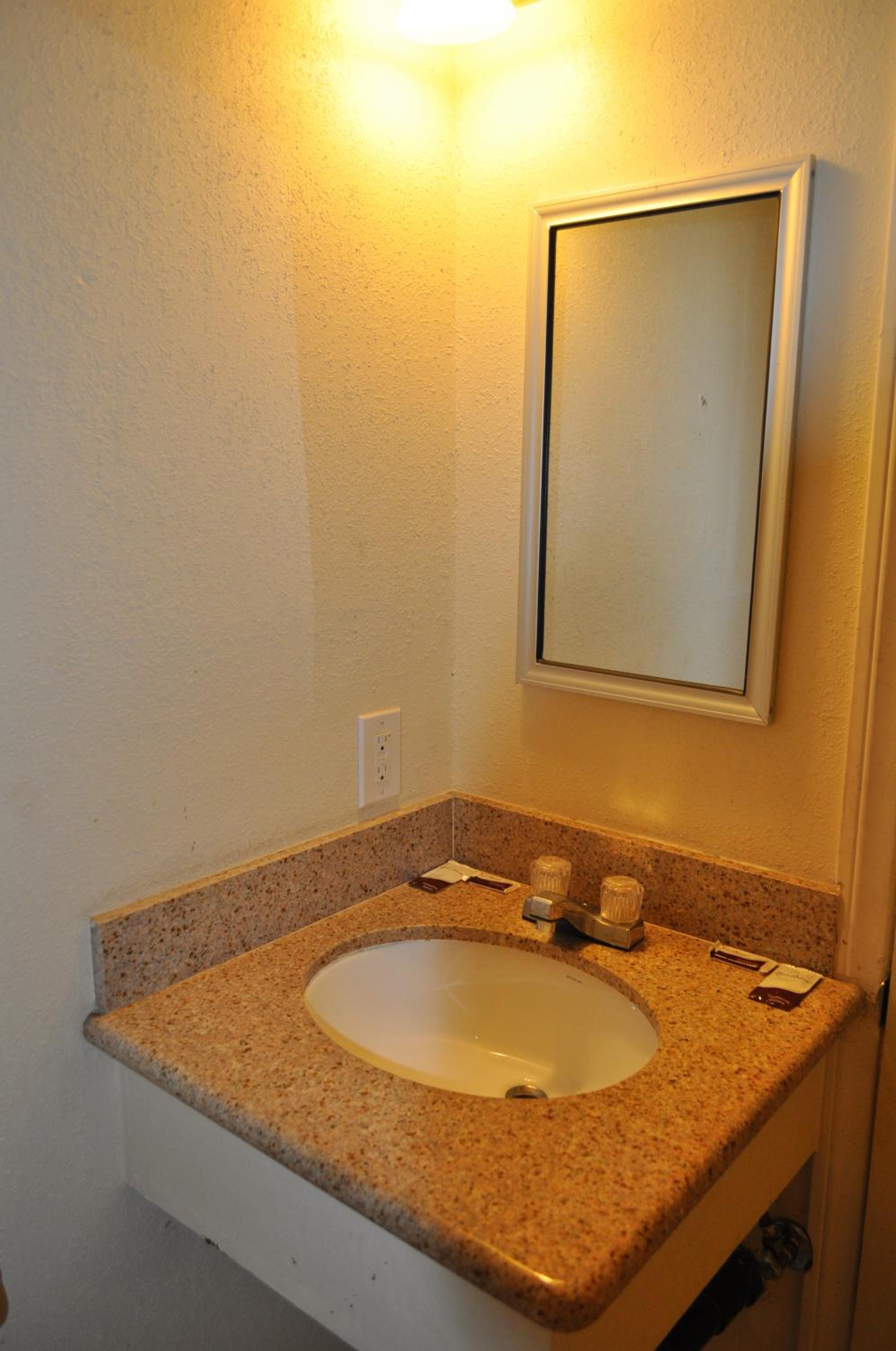 Standard Double Room - Photo 8