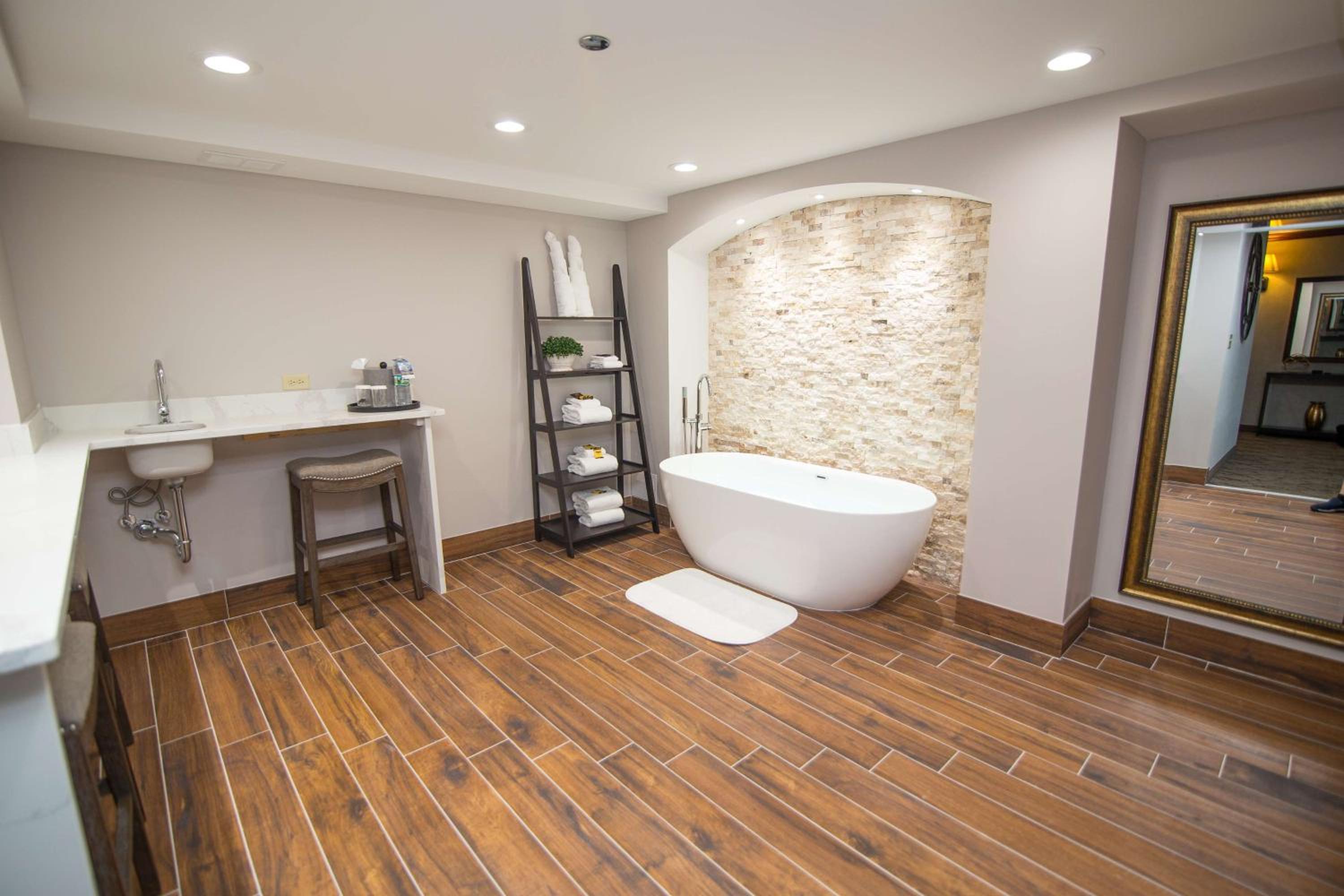 Deluxe King Suite - Photo 2