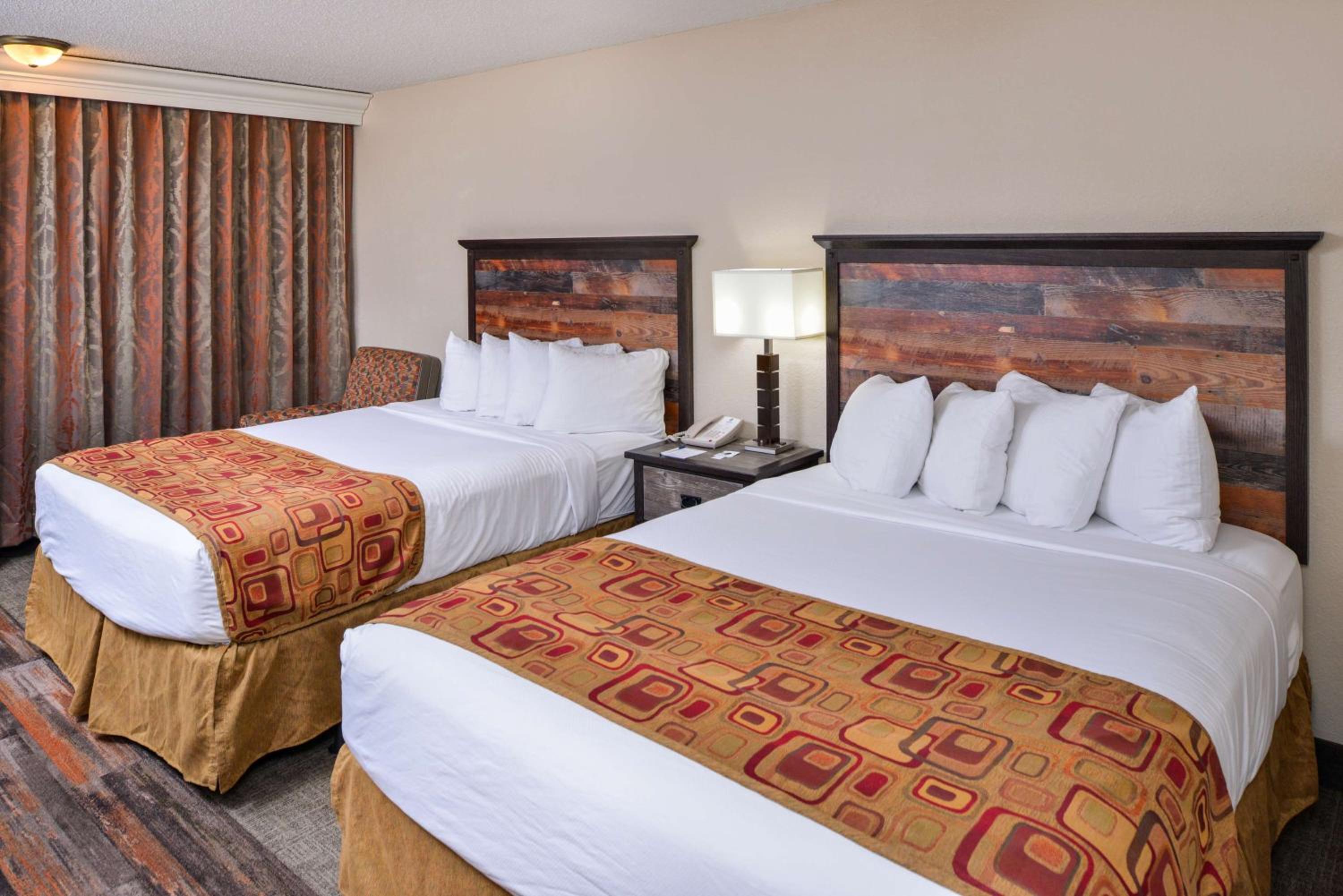 Queen Room with Two Queen Beds - Non Smoking - Photo 3
