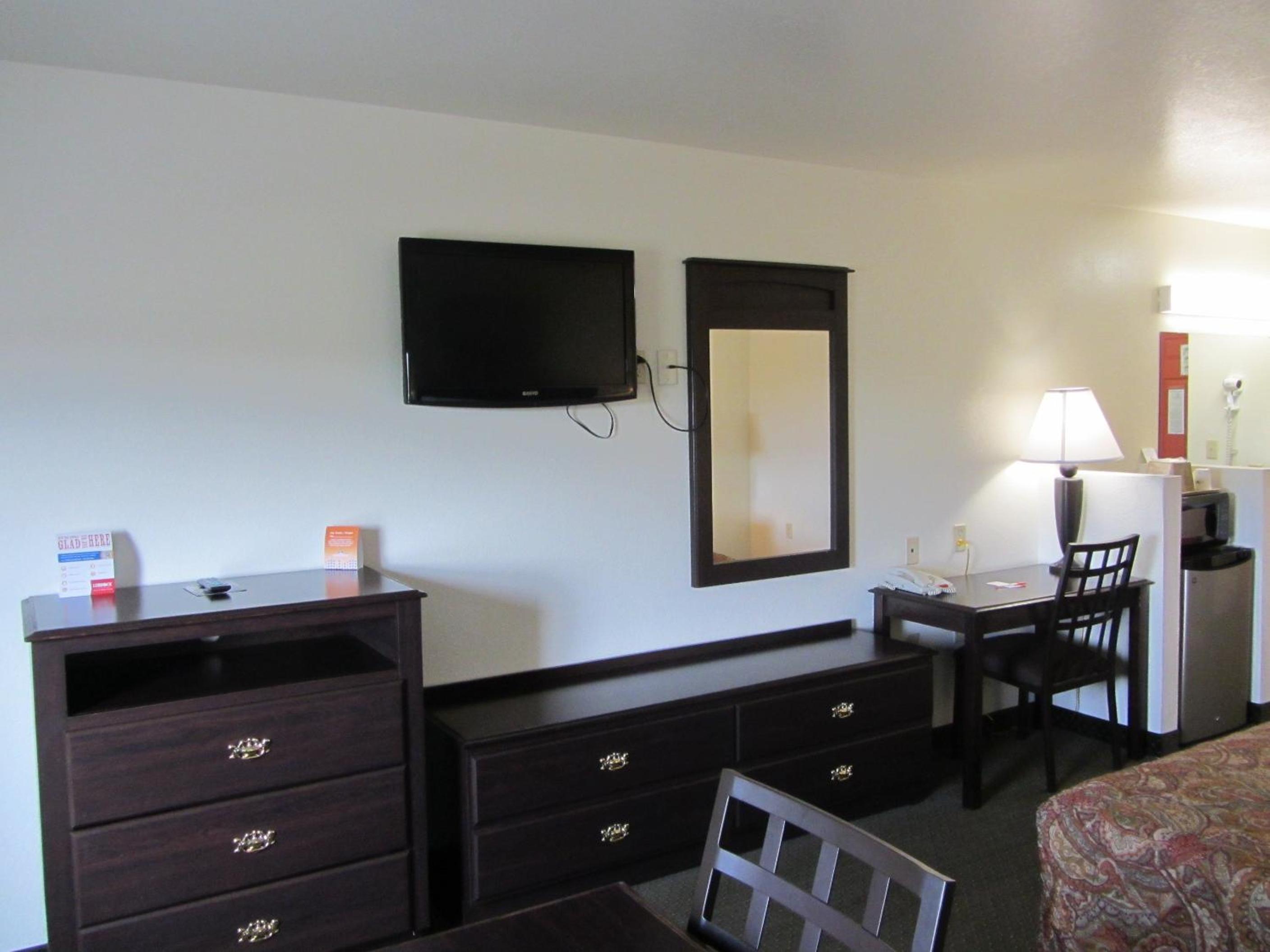 Queen Room with Two Queen Beds - Non-Smoking photo 2