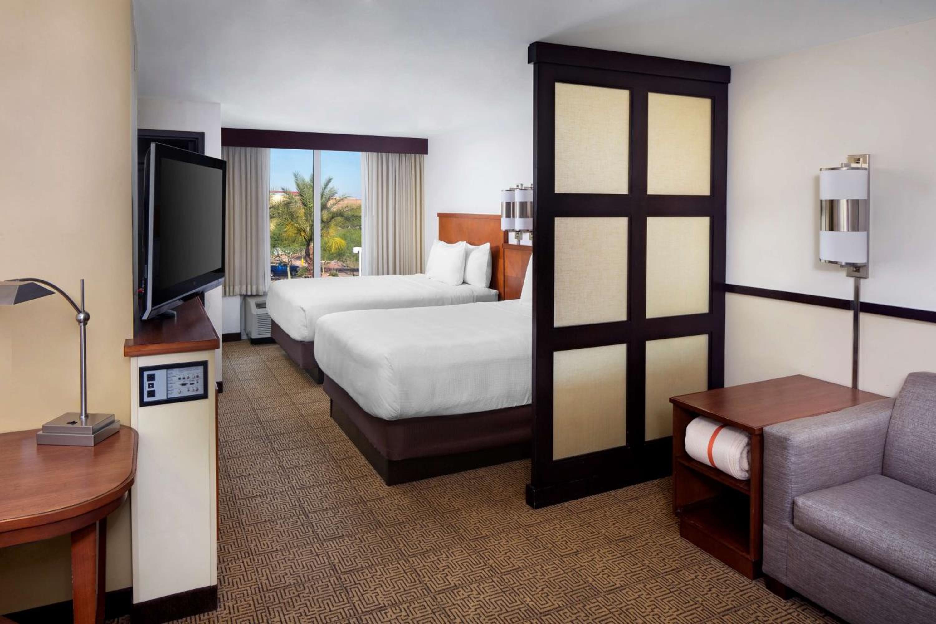 Queen Room with Two Queen Beds - High Floor - Photo 2