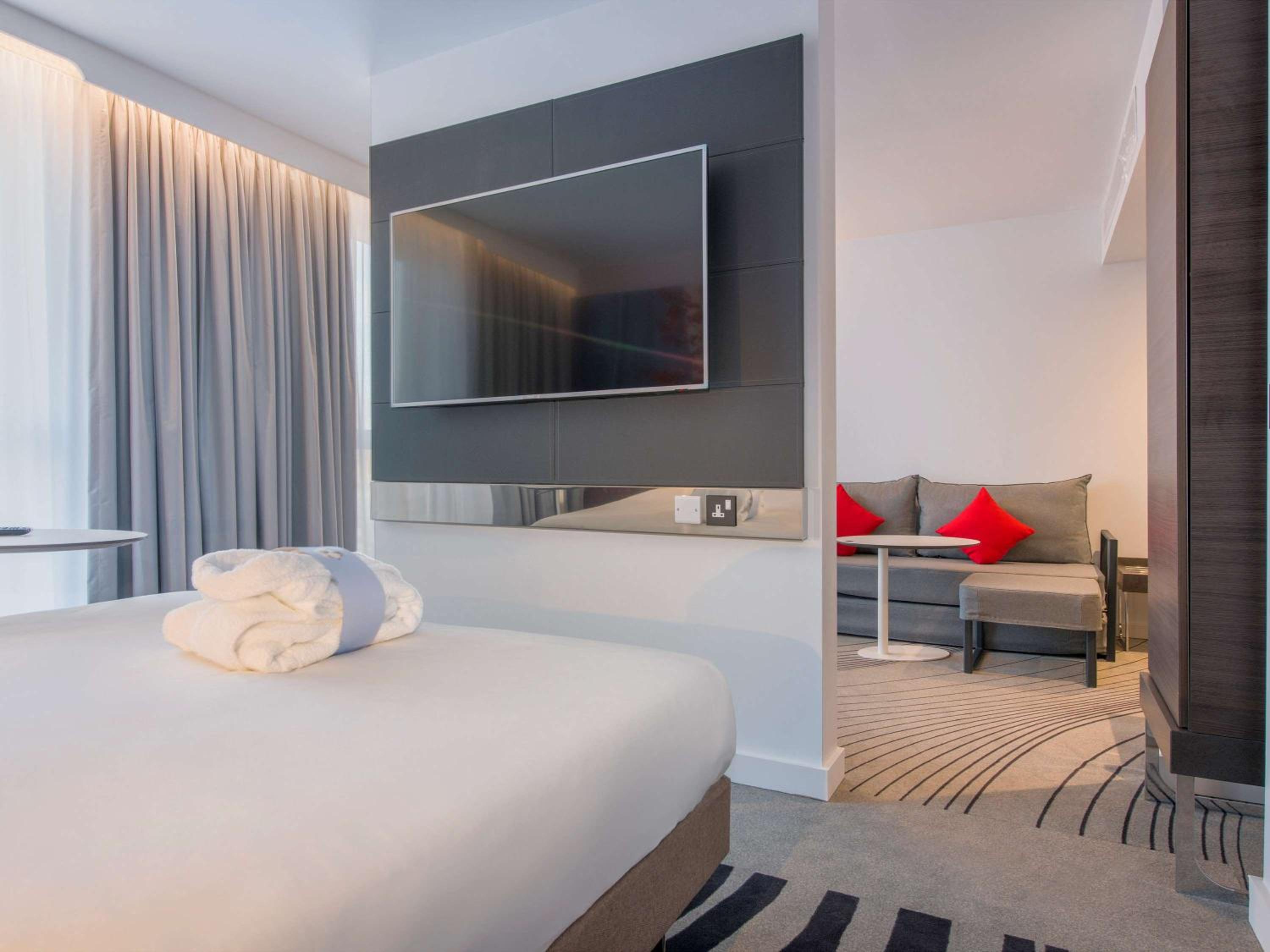 Junior Suite with 1 Queen Size Bed and 1 Convertible Double Sofa - Photo 3