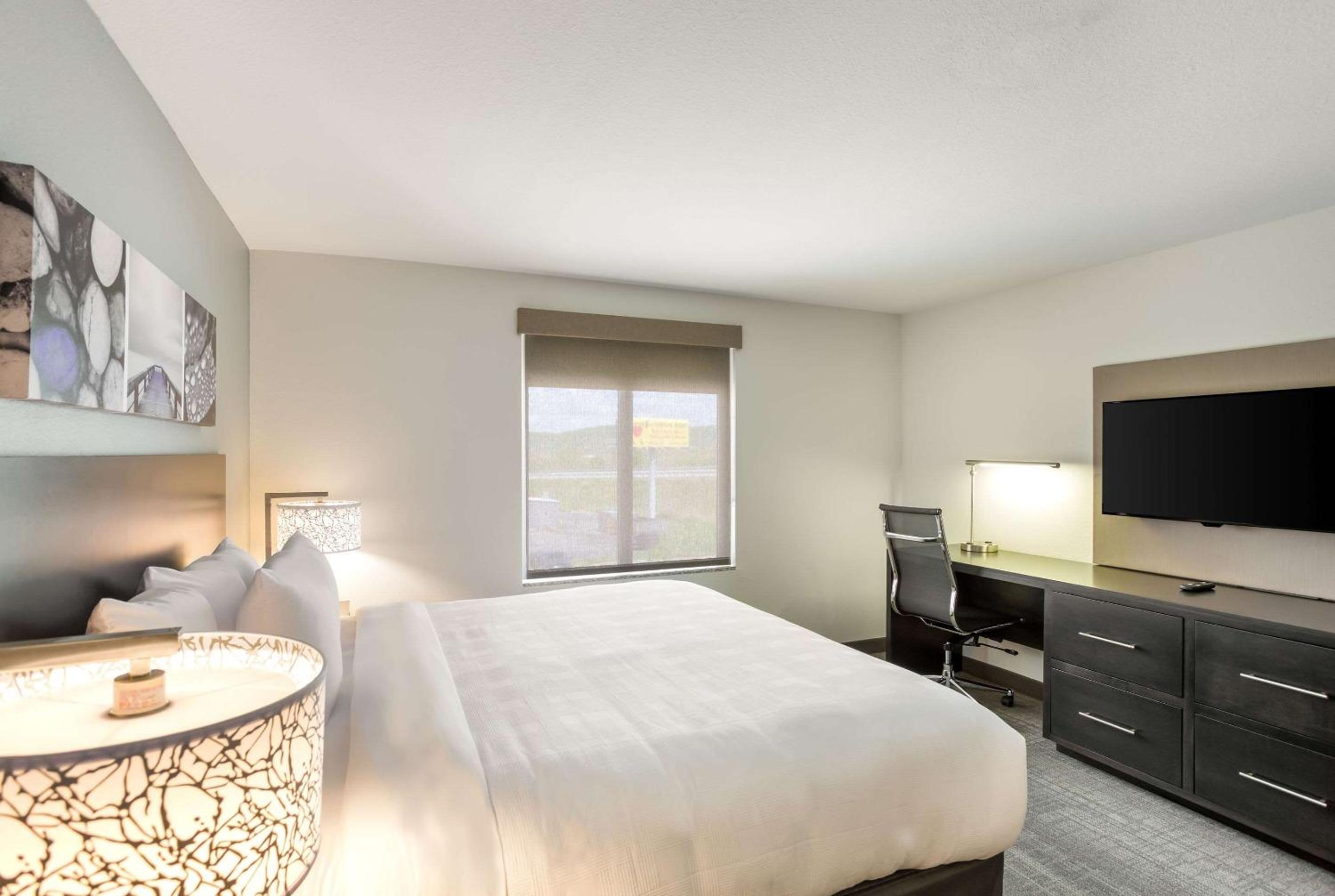 King Suite - Non-Smoking - Photo 1