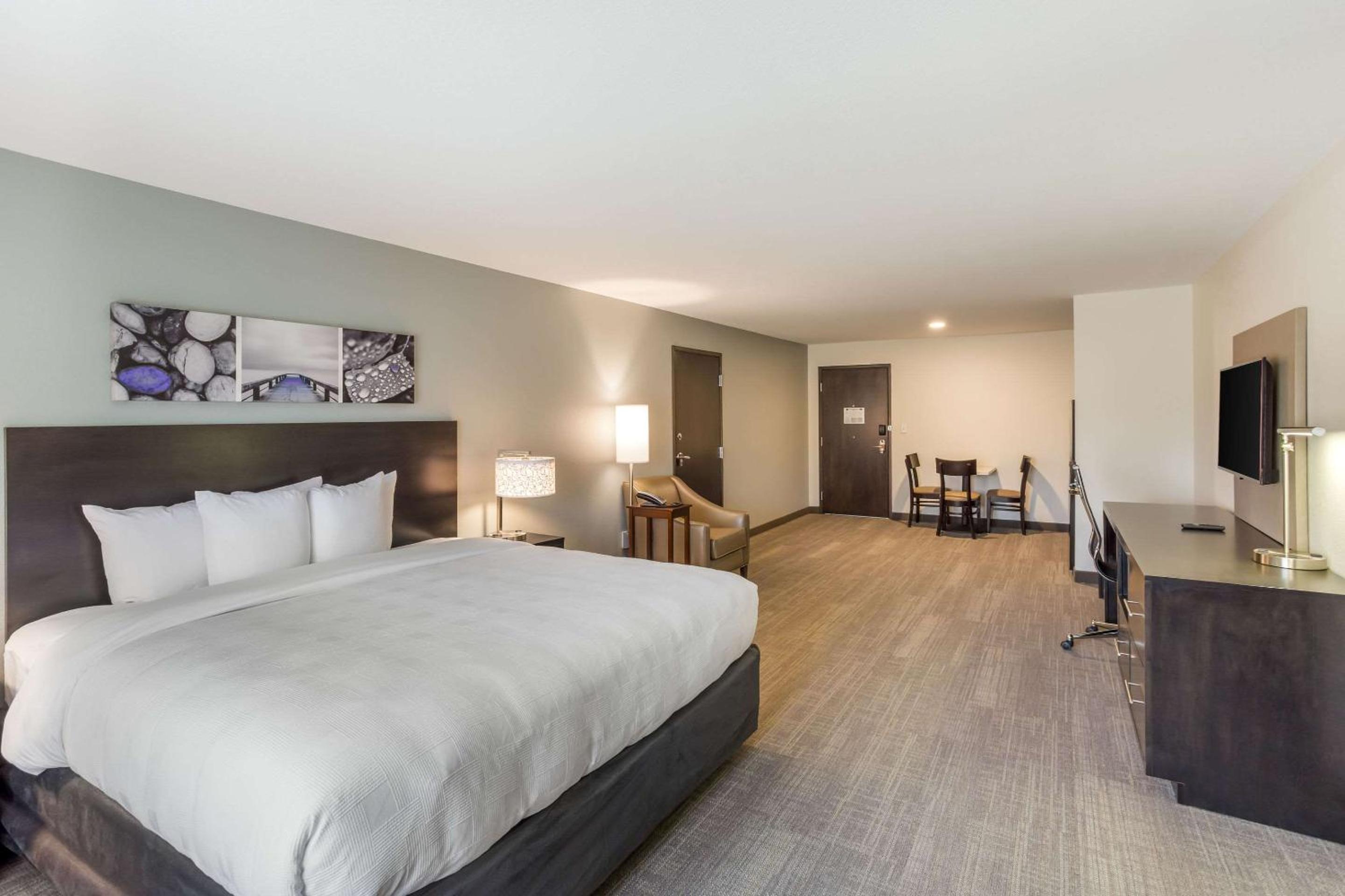 King Suite - Accessible/Non-Smoking - Photo 1