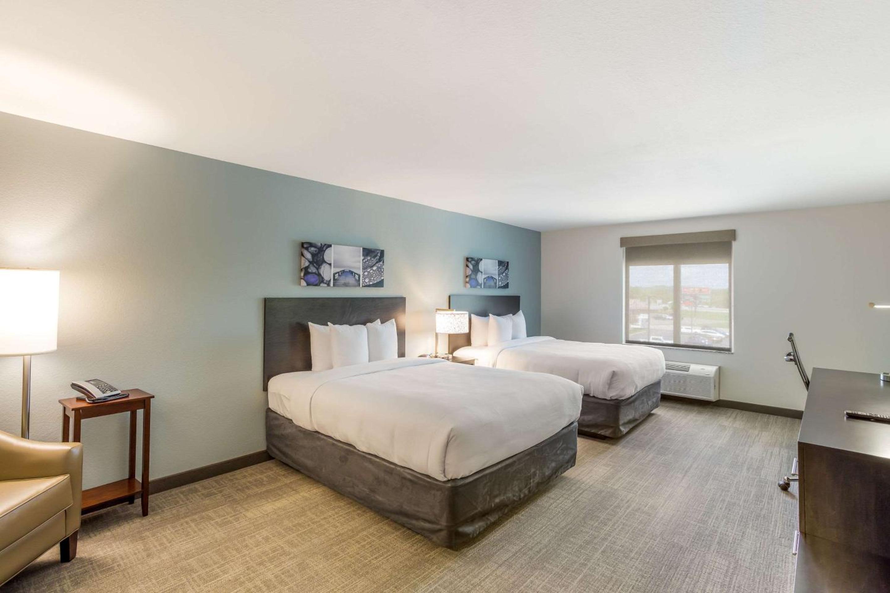 Queen Suite with Two Queen Beds - Non-Smoking - Photo 1