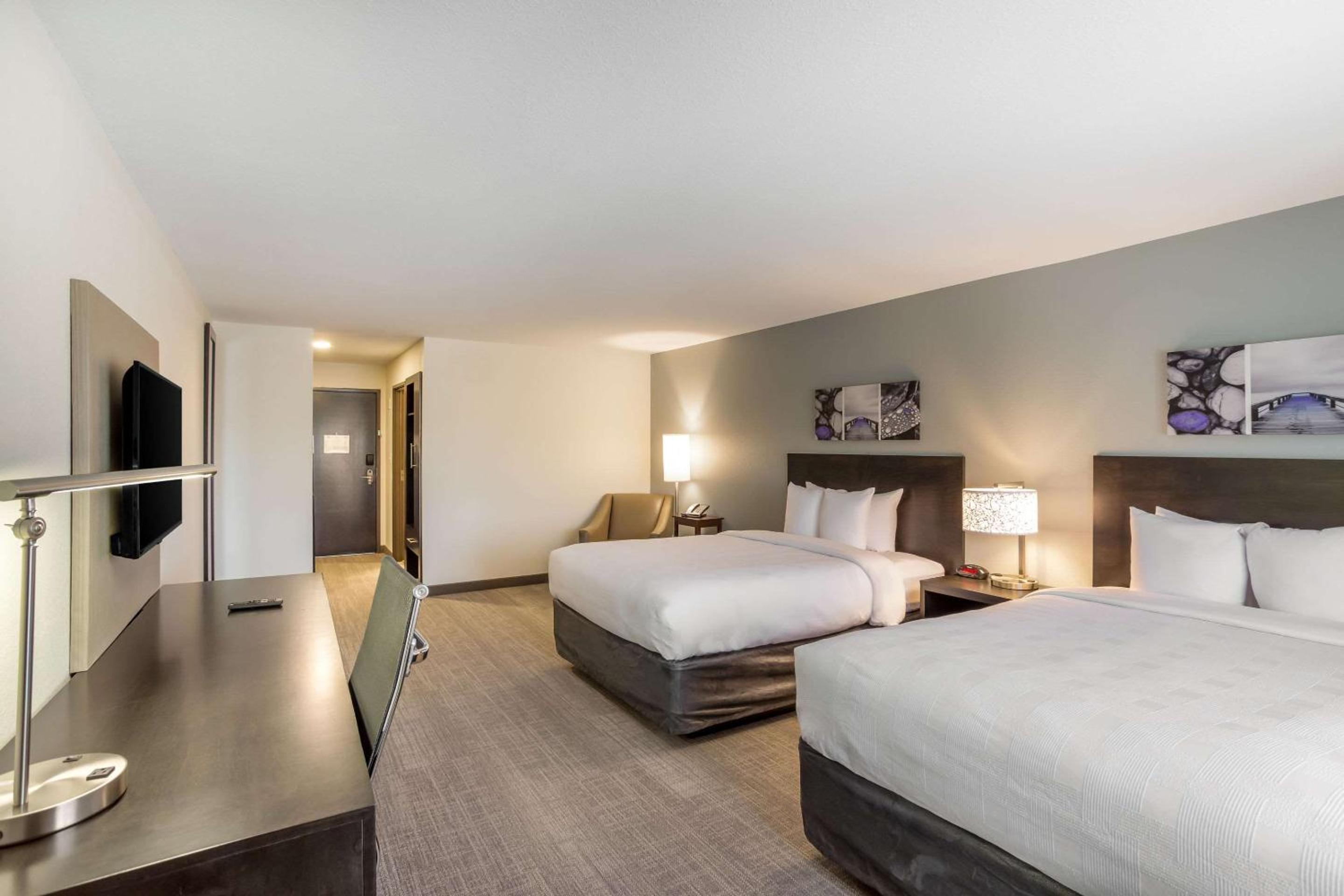 Queen Suite with Two Queen Beds - Non-Smoking - Photo 2