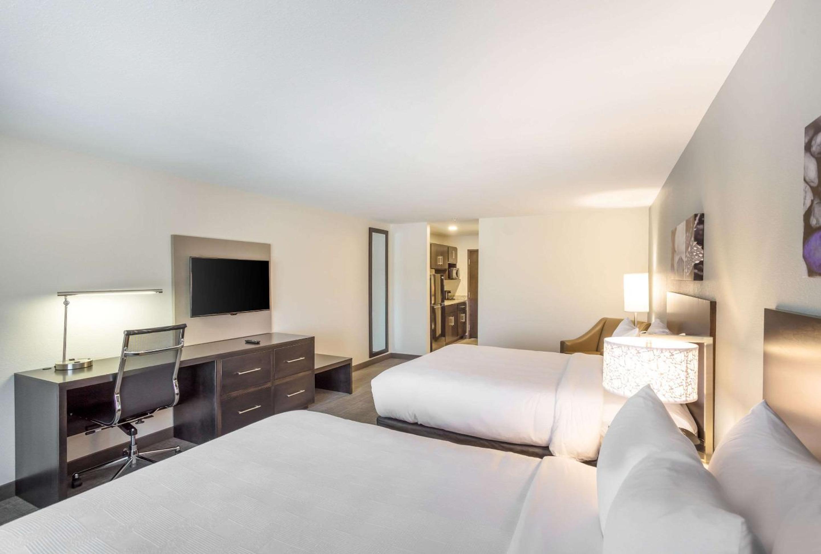 Queen Suite with Two Queen Beds - Non-Smoking - Photo 3