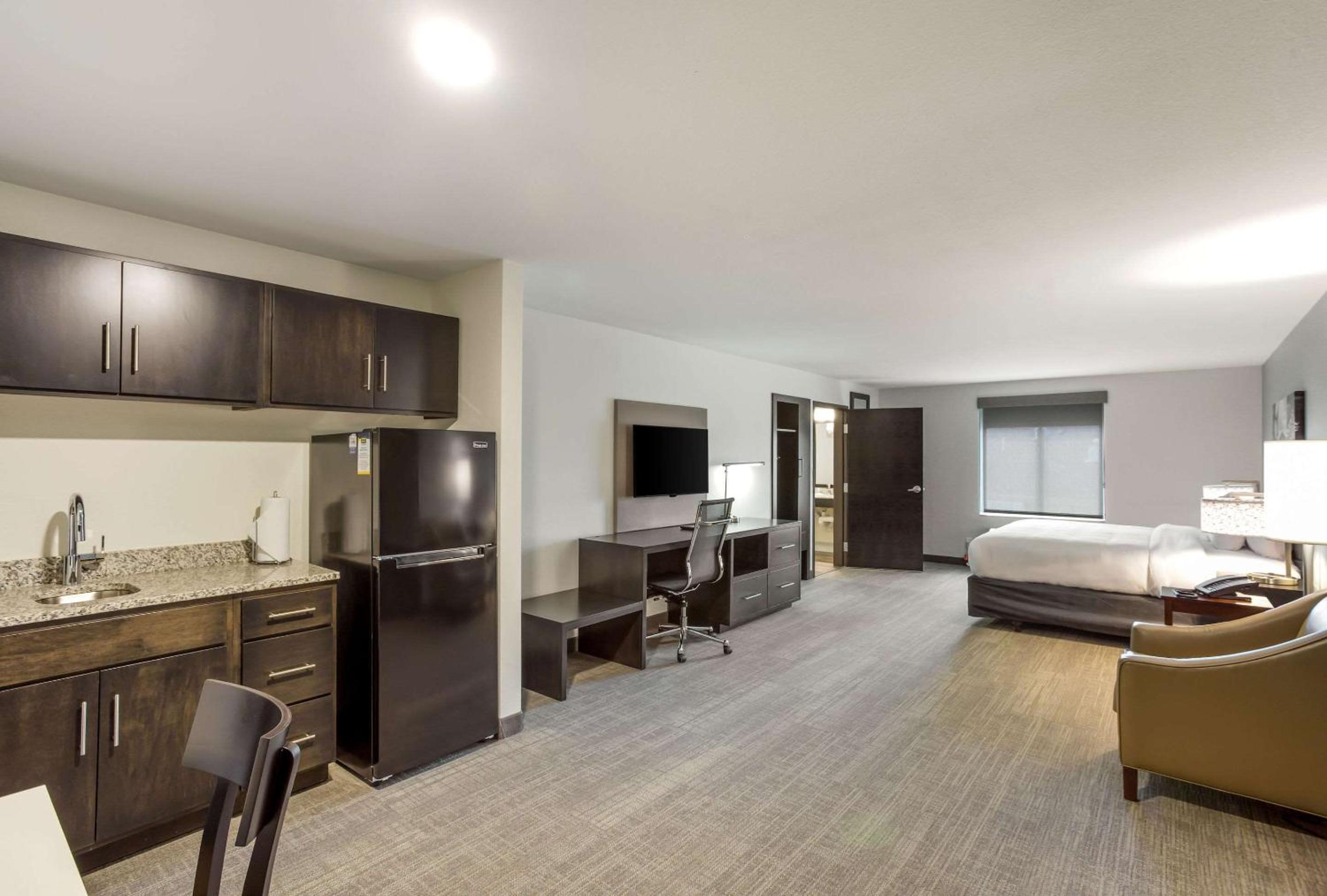 King Suite - Accessible/Non-Smoking - Photo 2