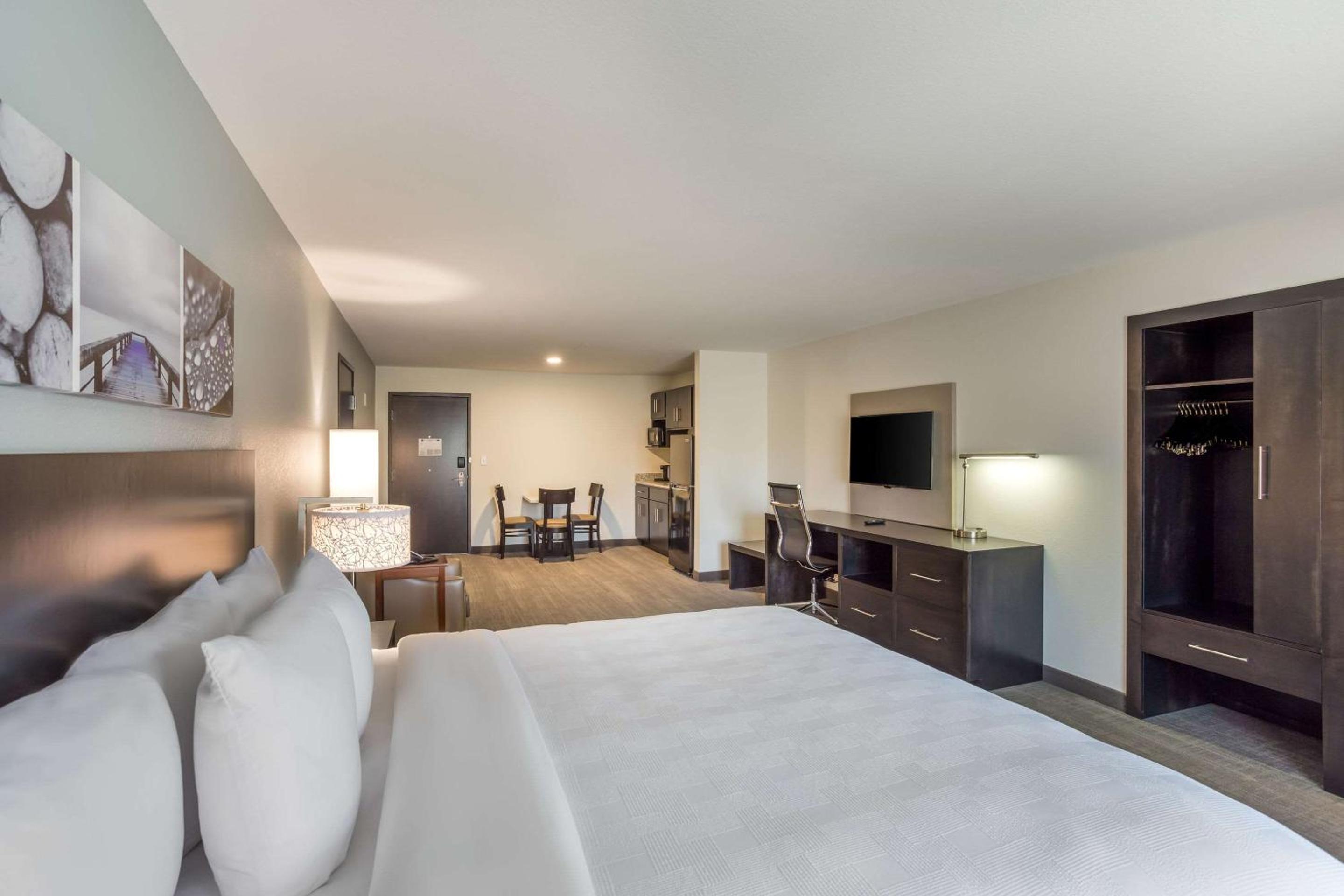 King Suite - Accessible/Non-Smoking - Photo 3