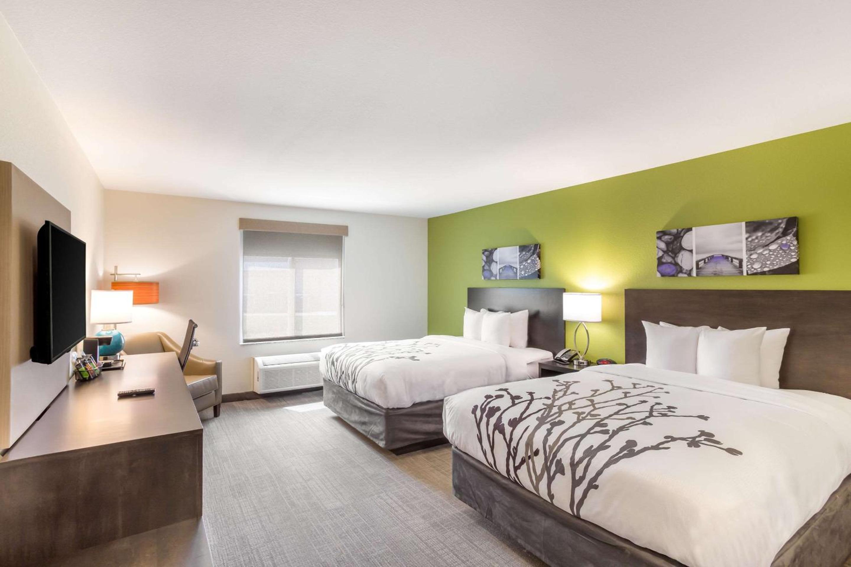 Queen Room with Two Queen Beds - Non-Smoking - Photo 5