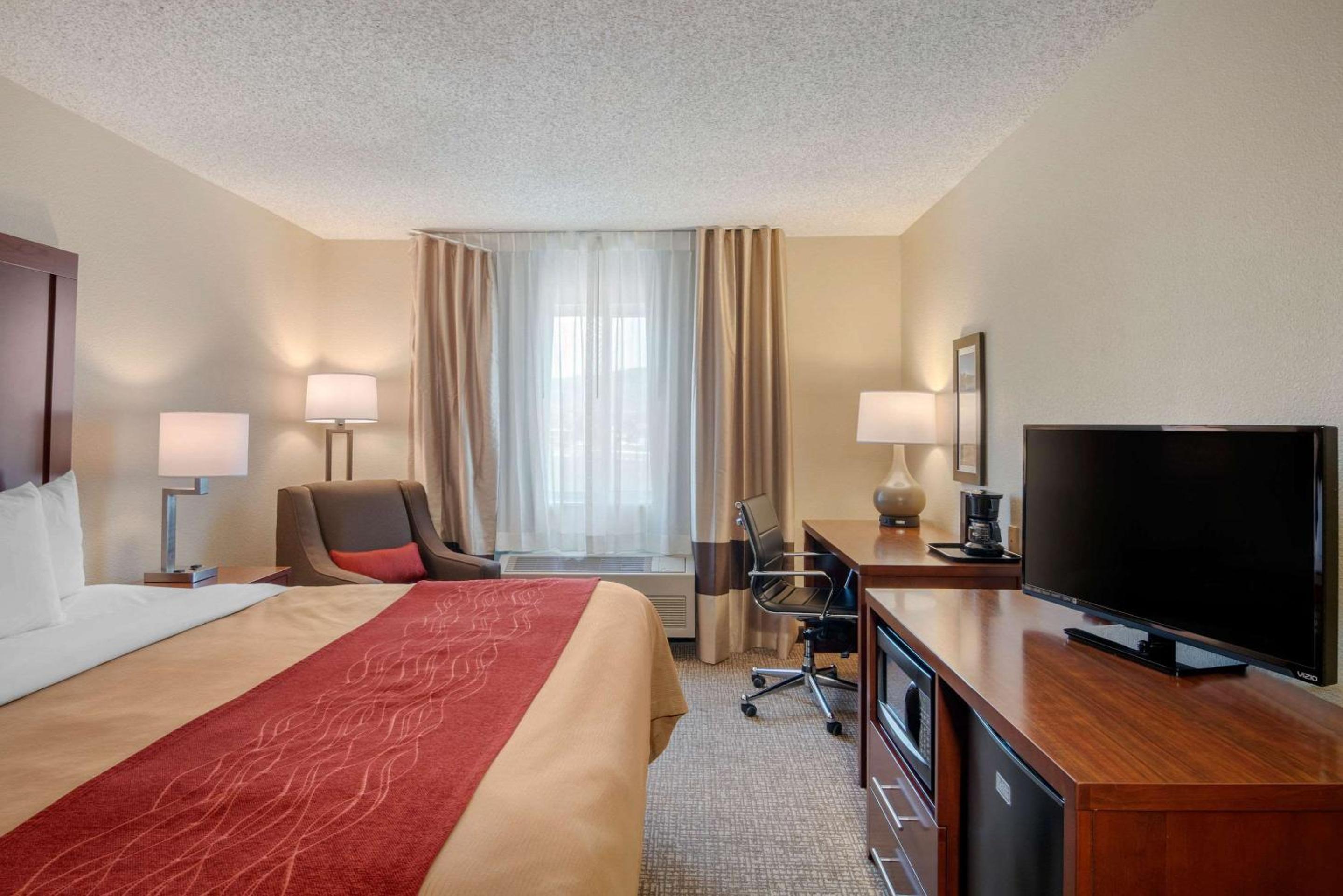 King Room - Non-Smoking - Photo 5