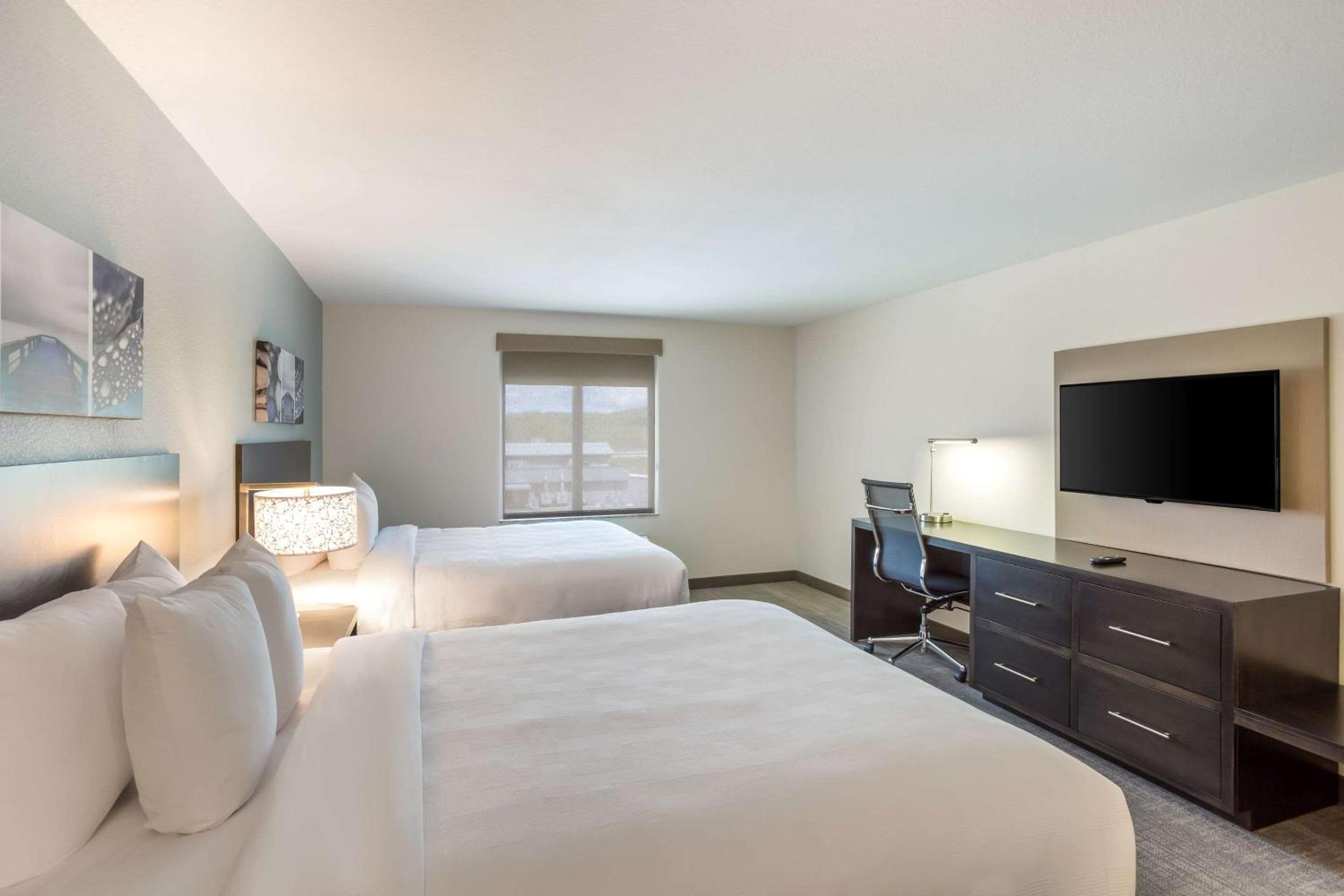 Queen Suite with Two Queen Beds - Non-Smoking - Photo 4