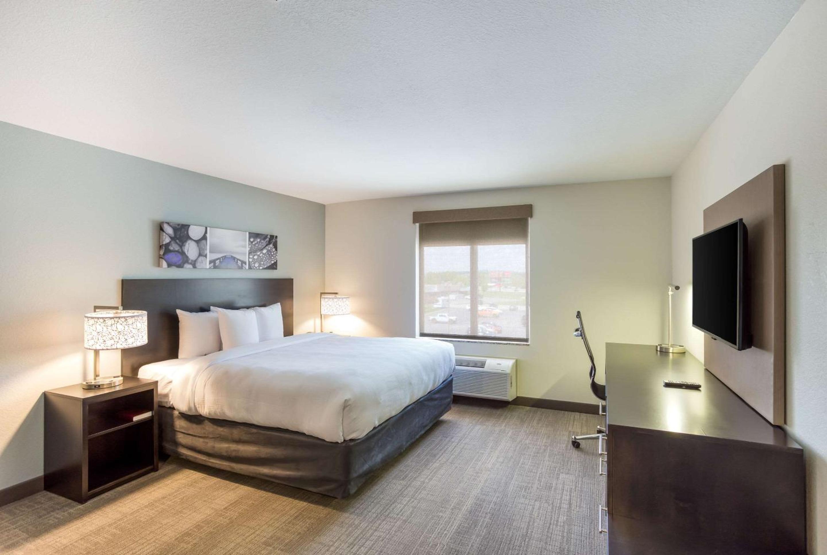 King Suite - Non-Smoking - Photo 2