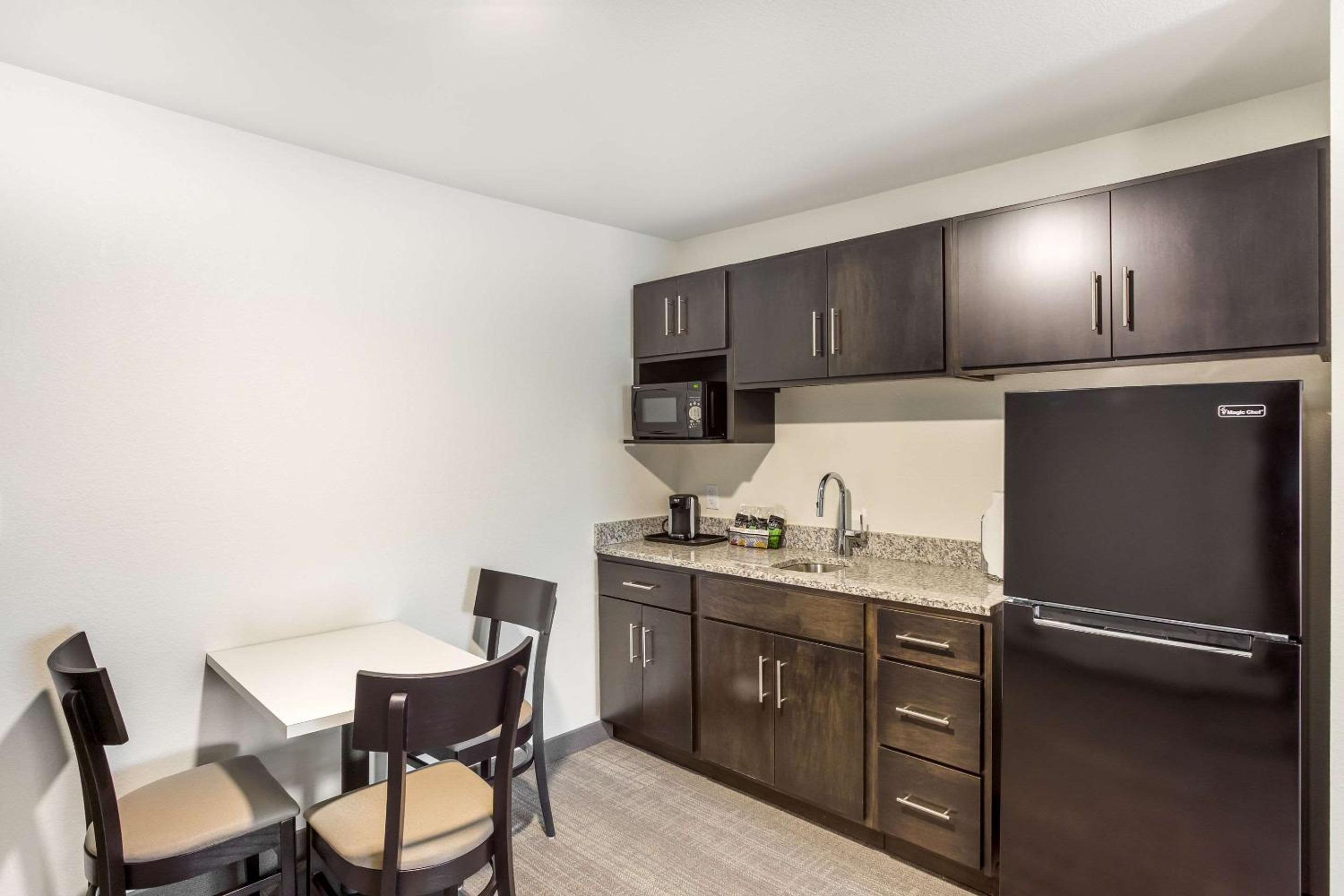 King Suite - Accessible/Non-Smoking - Photo 4