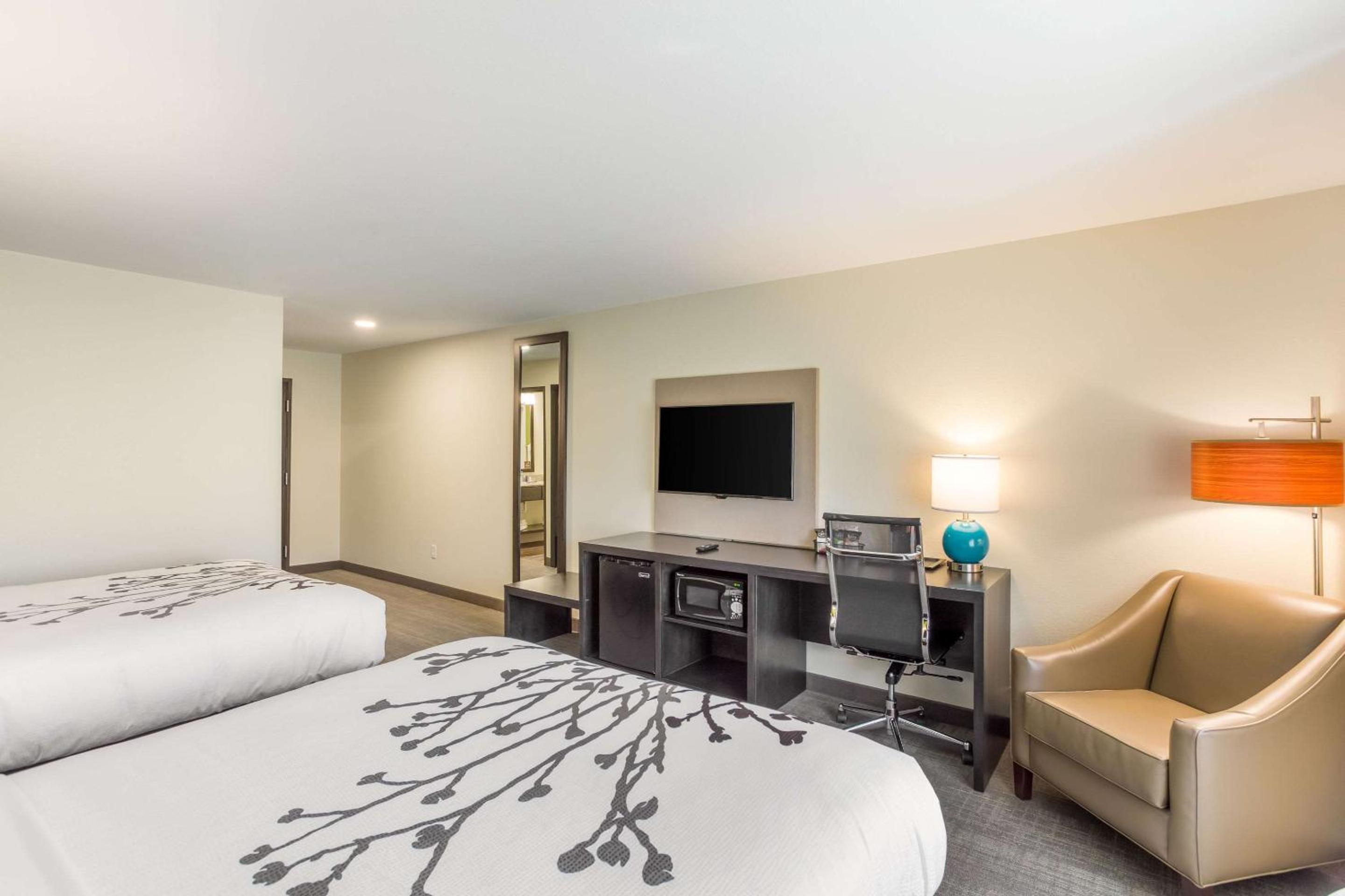 Queen Room with Two Queen Beds - Non-Smoking - Photo 2
