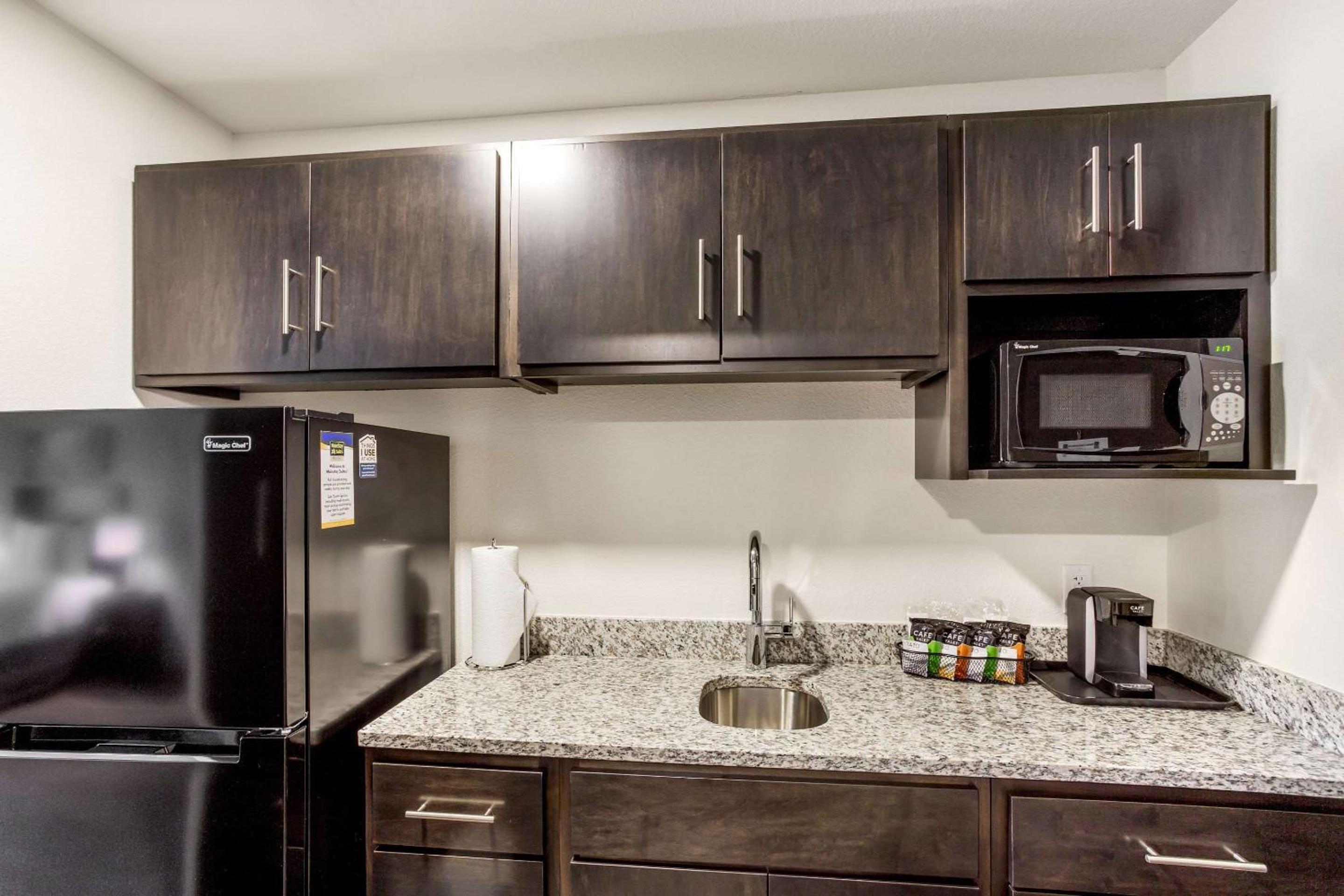 King Suite - Non-Smoking - Photo 3