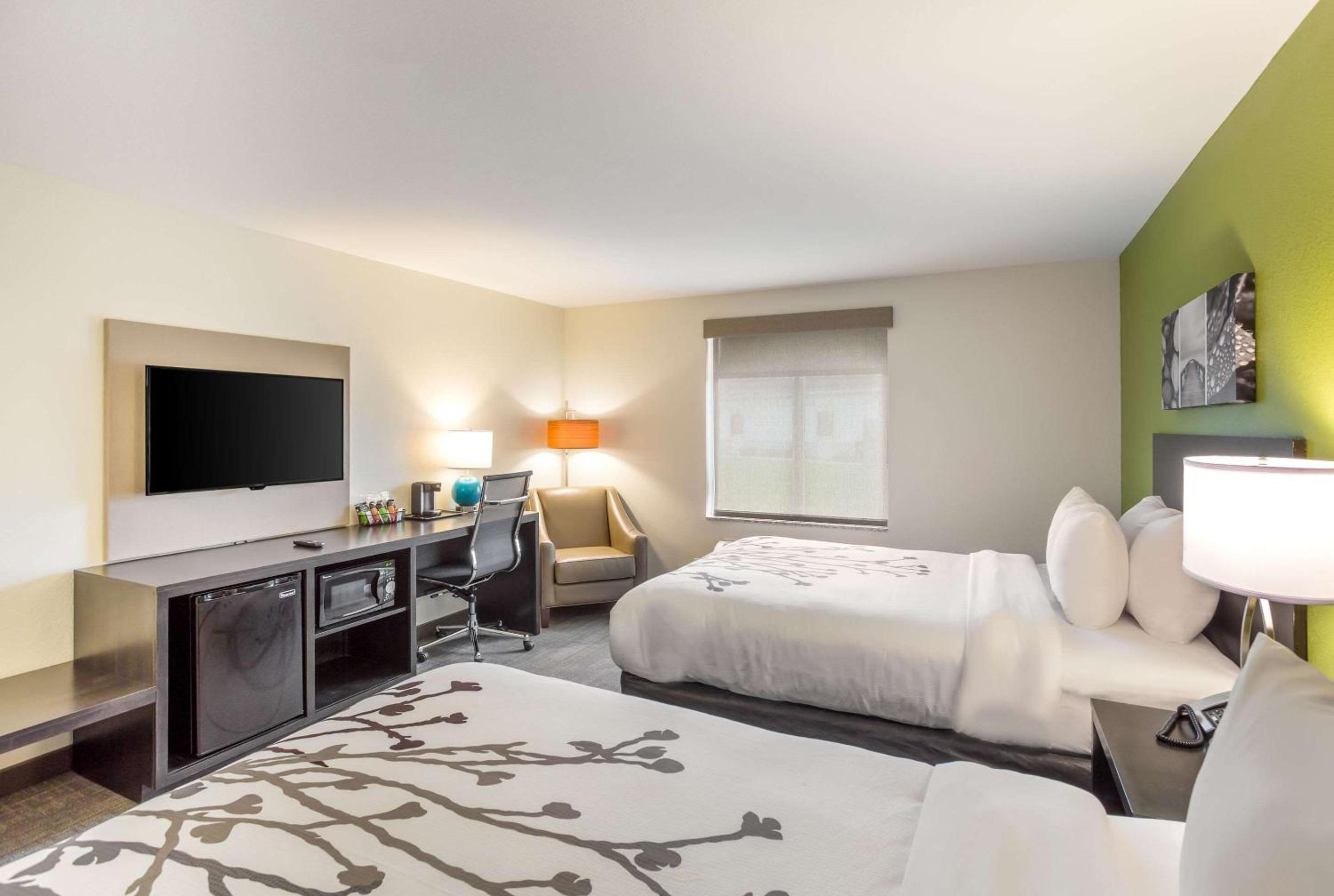 Queen Room with Two Queen Beds - Non-Smoking - Photo 4